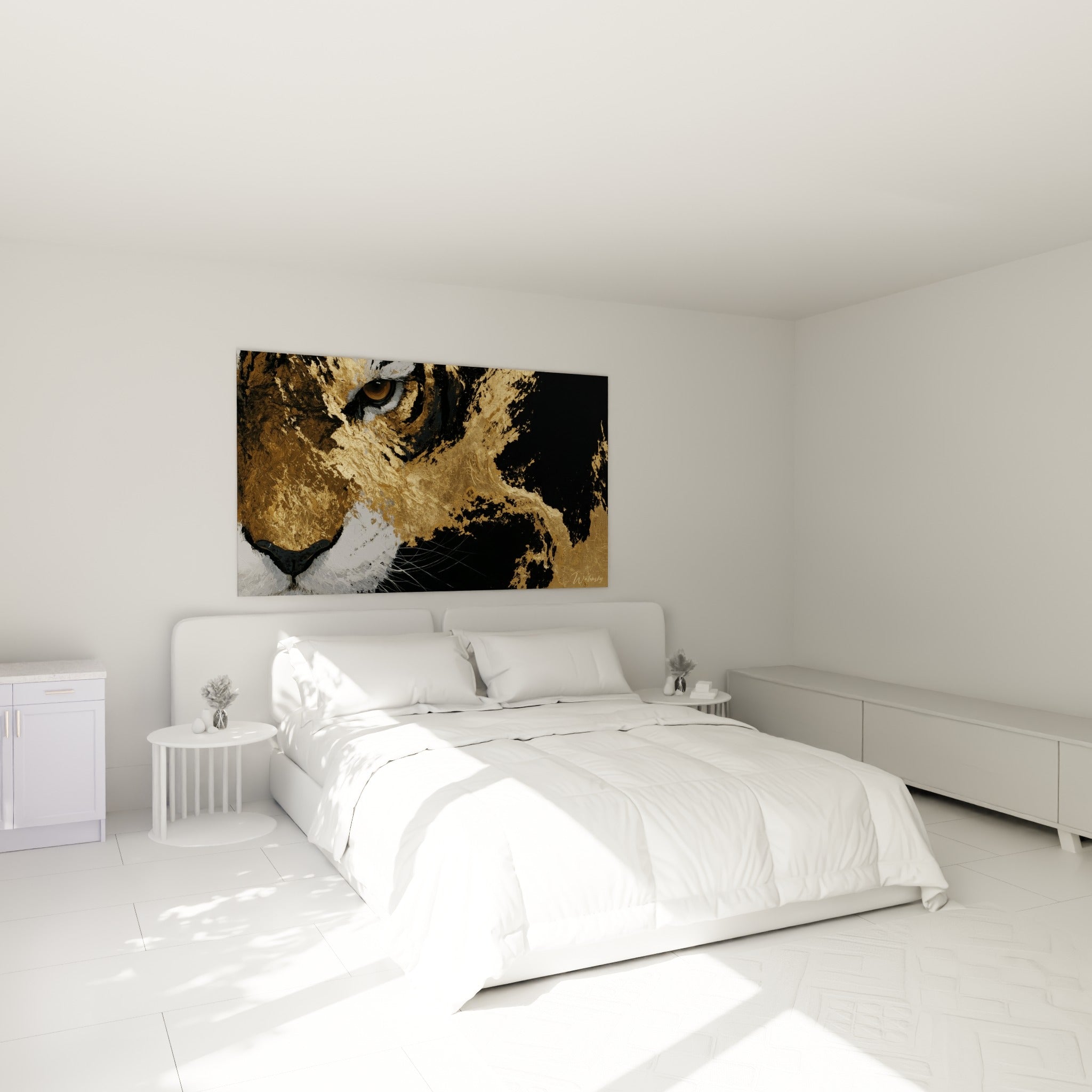 Museau blanc et yeux ambrés du tigre doré accroché au-dessus d'un lit dans une chambre claire