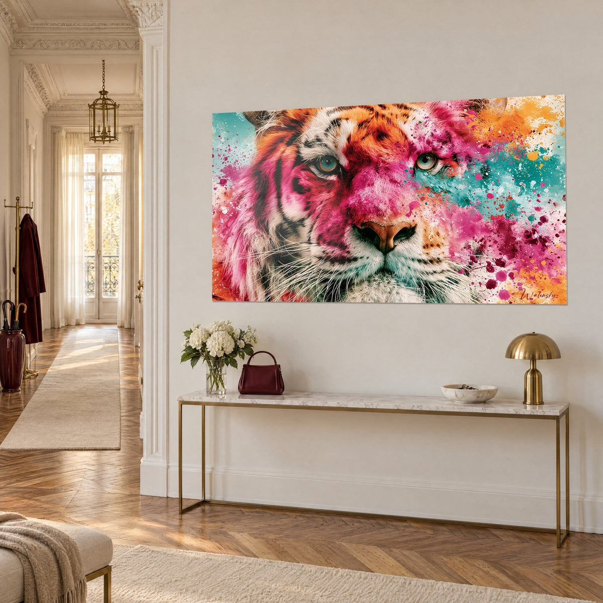 Gemälde Tigerkopf mit leuchtend rosa Schnauze, hellen Augen und orangefarbenen Flecken auf türkisem Grund, dreiviertel Ansicht über einer goldenen Konsole