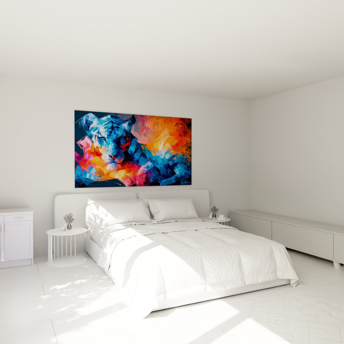 Museau félin bleu pastel encadré d'orange vif, accroché au-dessus d'un lit dans une chambre claire
