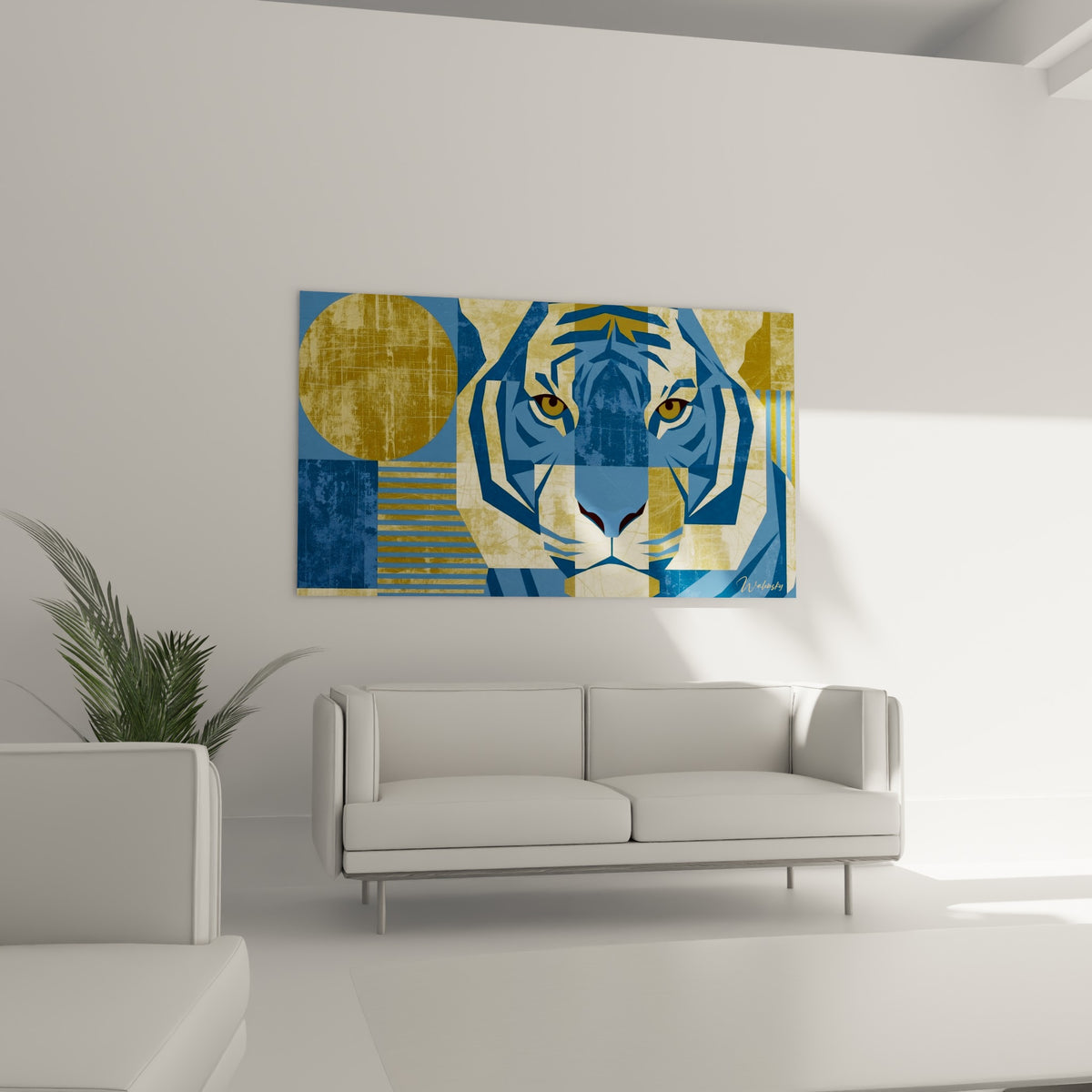 Face du tigre en aplats bleu marine et doré rayé, suspendue au-dessus d'un canapé dans un salon lumineux