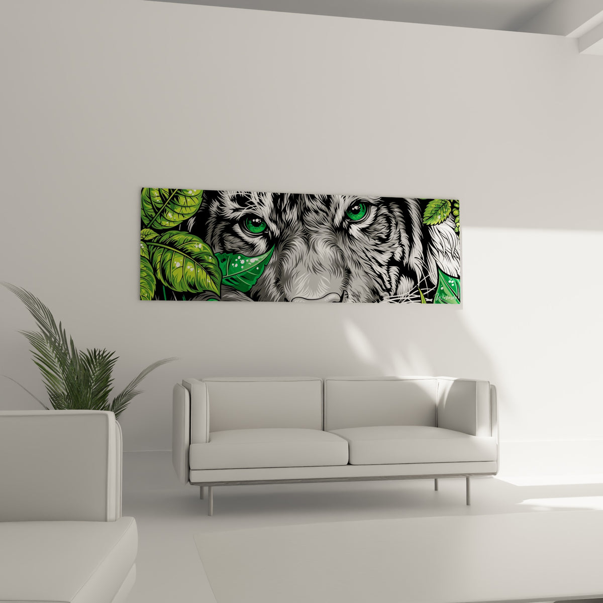 Museau et yeux verts d'un tigre noir et blanc entouré de feuillage, au-dessus d'un canapé dans un salon lumineux