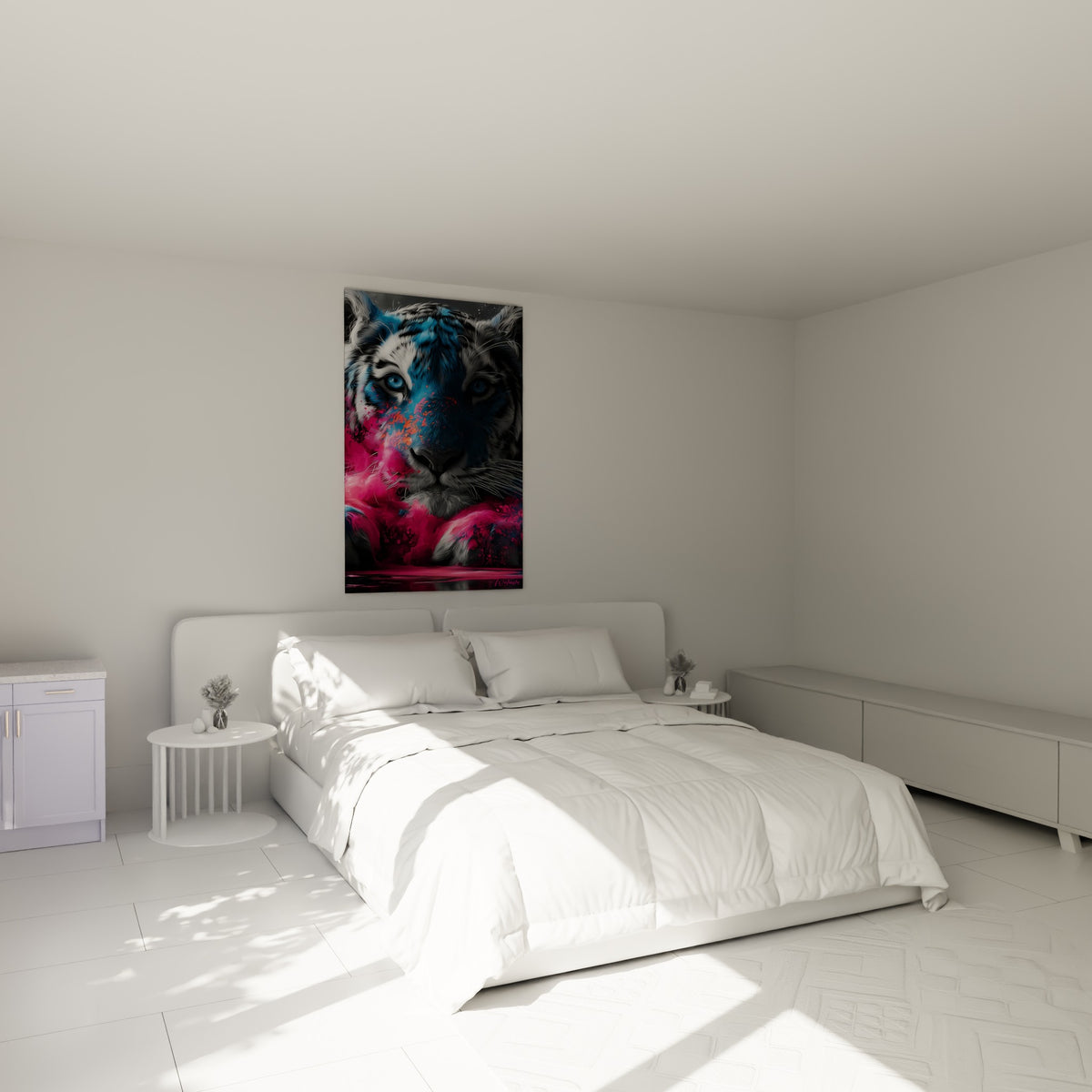 Museau félin bleu et rose vif, pattes croisées, au-dessus d'un lit dans une chambre claire