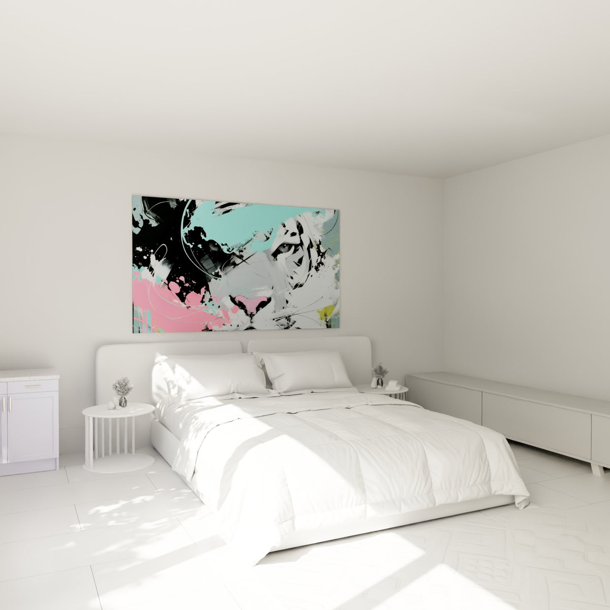 Museau félin gris strié de noir, coulée turquoise et éclats roses, au-dessus d'un lit dans une chambre claire