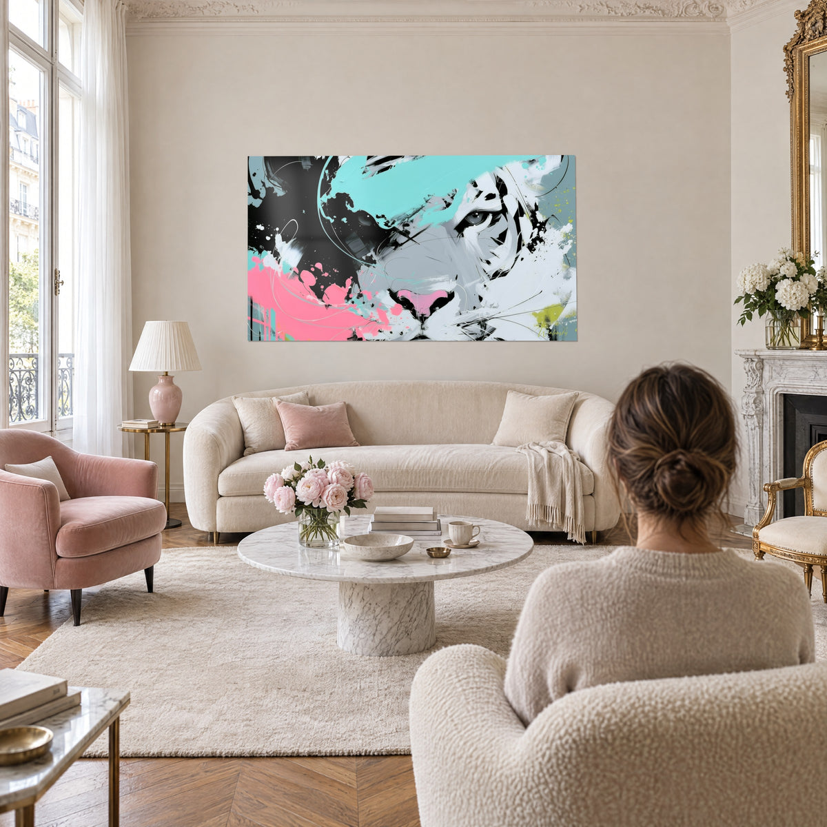 Schilderij van een roofkat met een versplinterde grijze blik, turquoise en roze spatten, boven een bank in een lichte woonkamer
