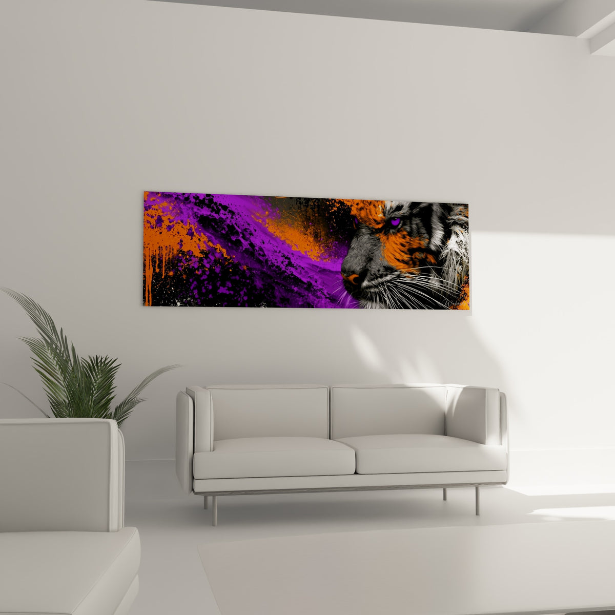 Museau félin gris et orange surgissant d'un chaos violet, placé au-dessus d'un canapé dans un salon lumineux