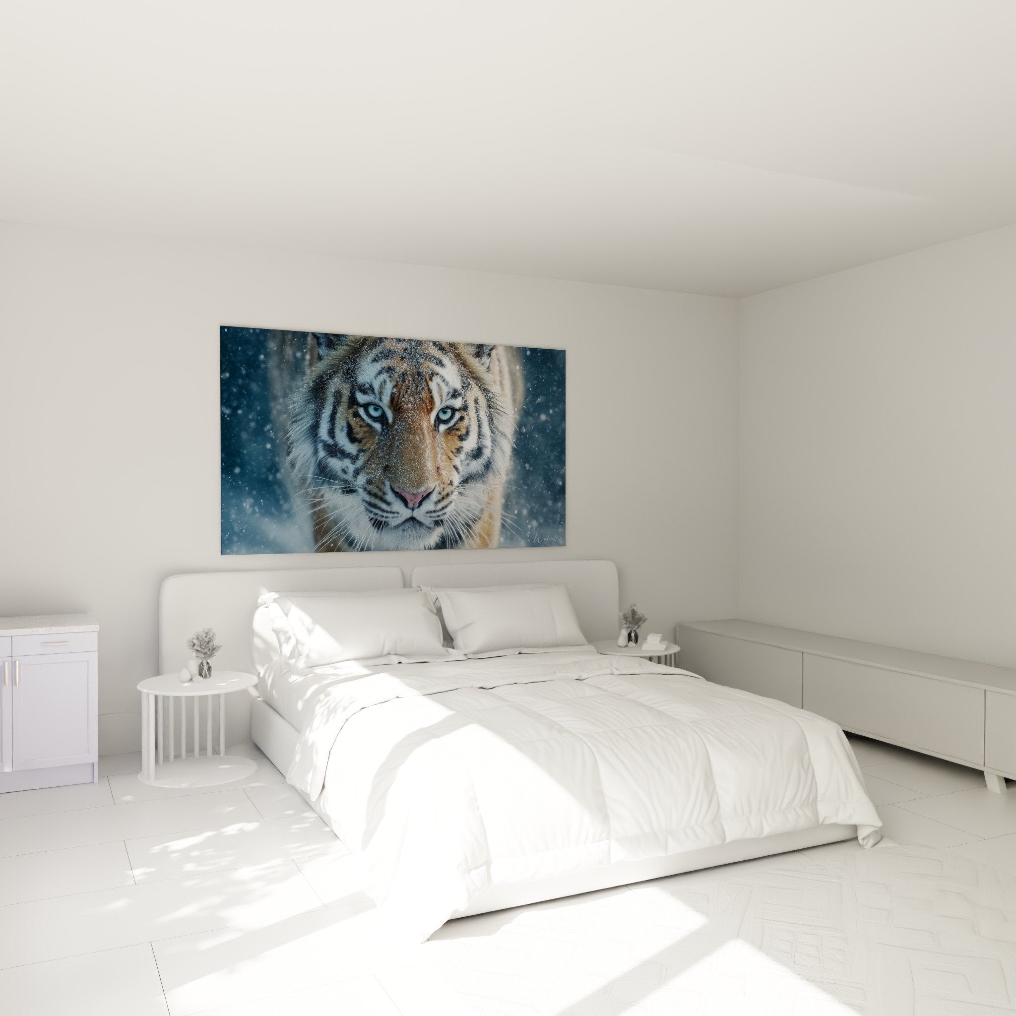 Tableau tigre yeux bleus neige dans chambre moderne, décoration murale élégante et apaisante