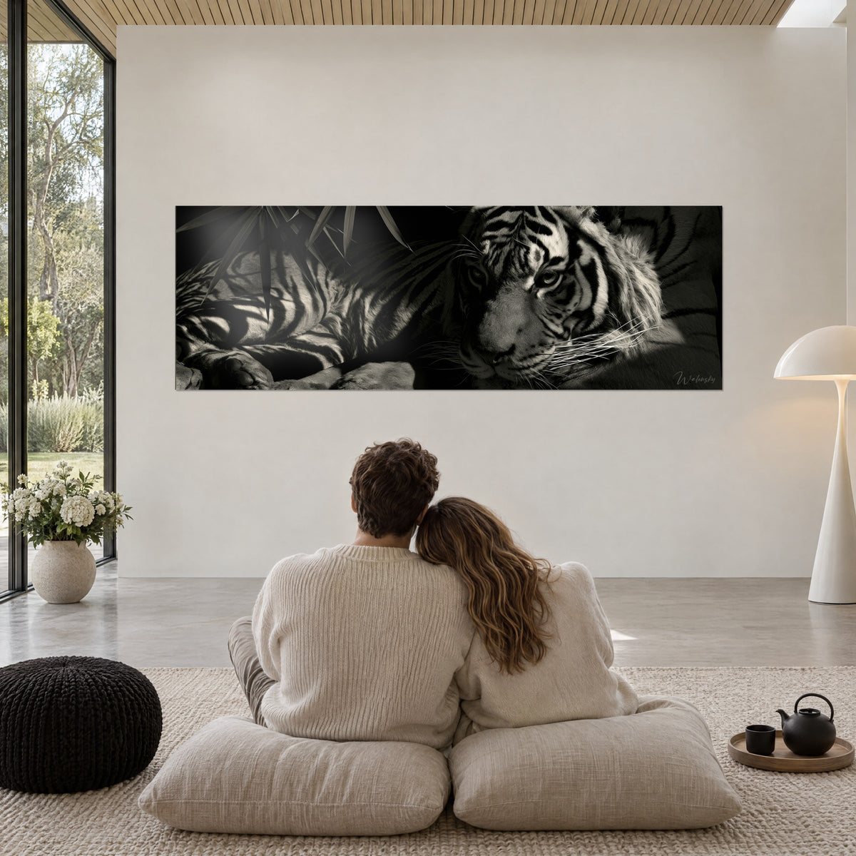 Tableau grand félin rayé et sa vigilance tranquille, noir profond et blanc crémeux, couple de dos assis sur des coussins beiges