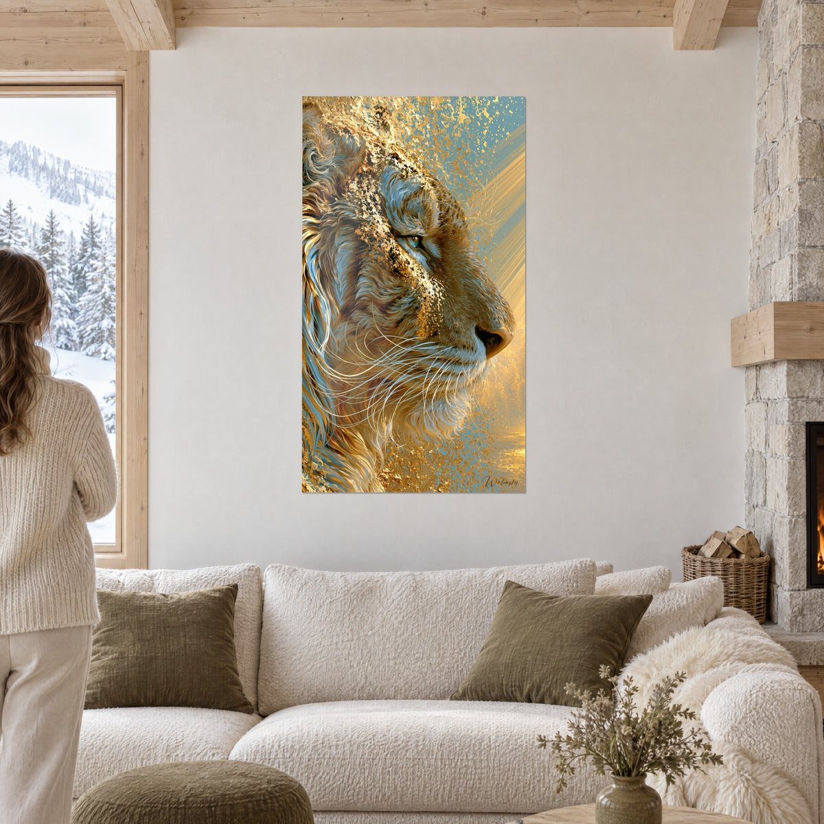 Tableau tigre de profil en poussière d'or et bleu pâle, œil turquoise perçant, au-dessus d'un canapé dans un salon lumineux