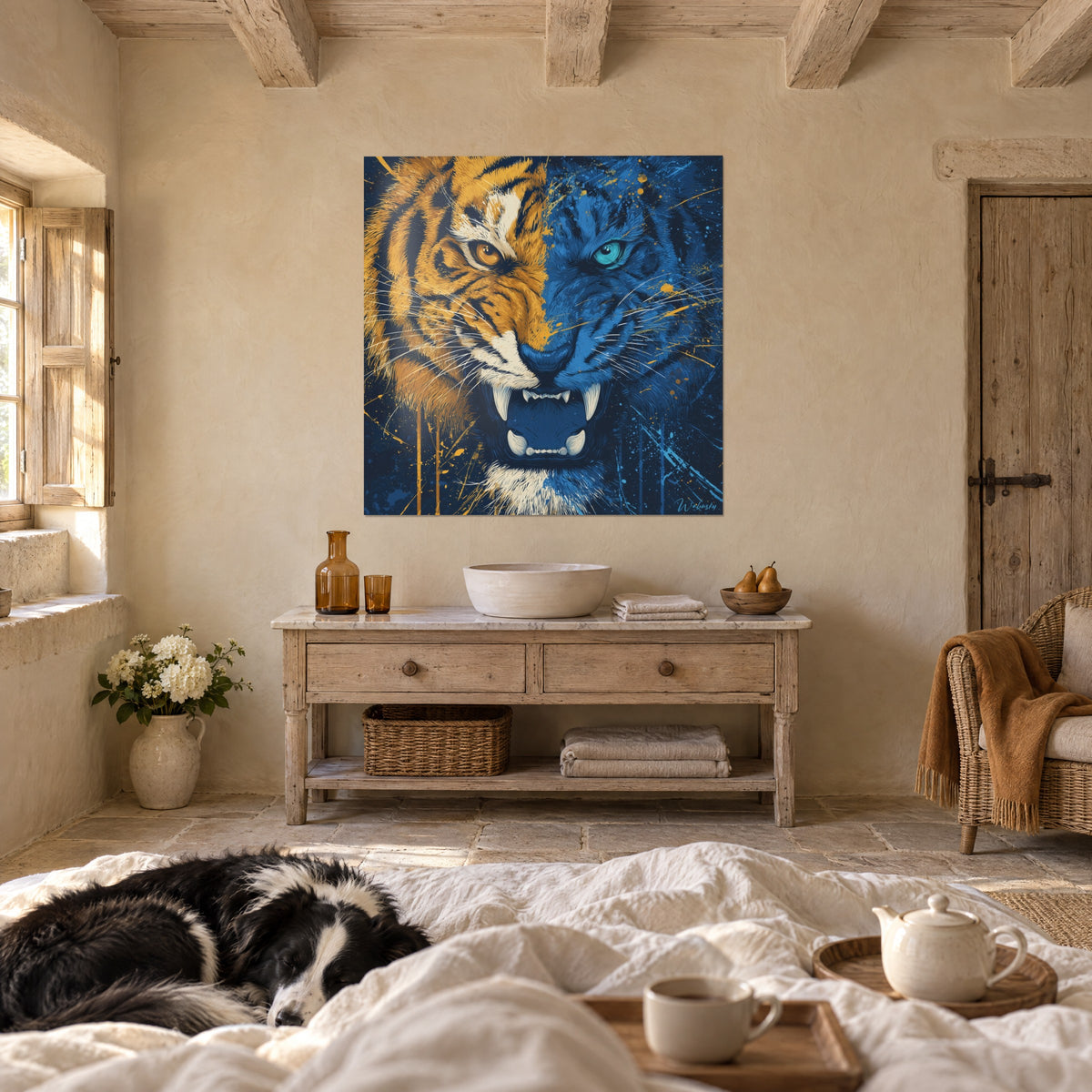 Cuadro felino rugiente en naranja azafrán y azul real, ojo turquesa, collie blanco y negro dormido, sobre una cama en un dormitorio luminoso