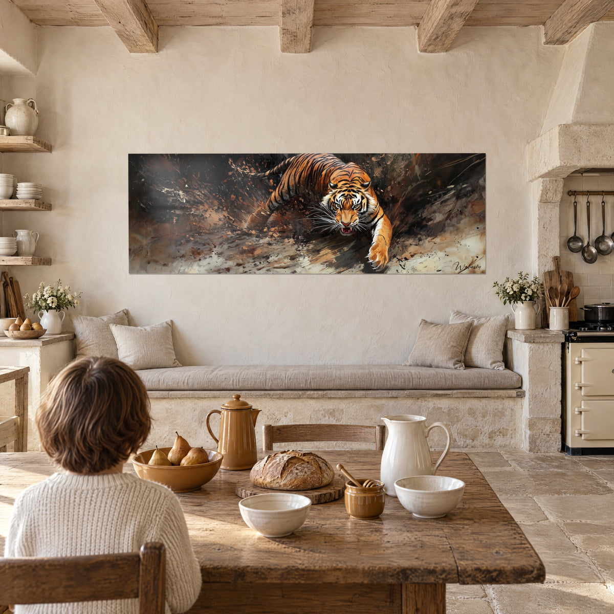 Cuadro de un gran felino de penetrantes ojos verdes, pelaje naranja flamígero sobre fondo marrón oscuro, pared blanca de una cocina rústica