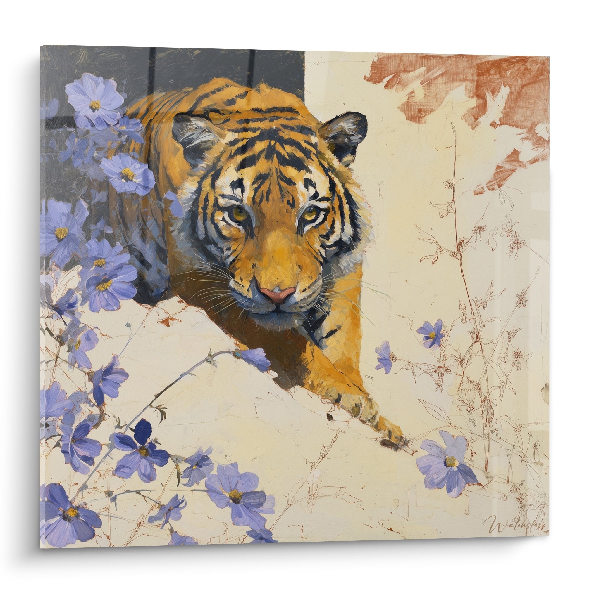 Tigergemälde in Orange mit goldenen Augen, umgeben von zarten blauen Blüten auf beige- und ocker-farbenem Hintergrund