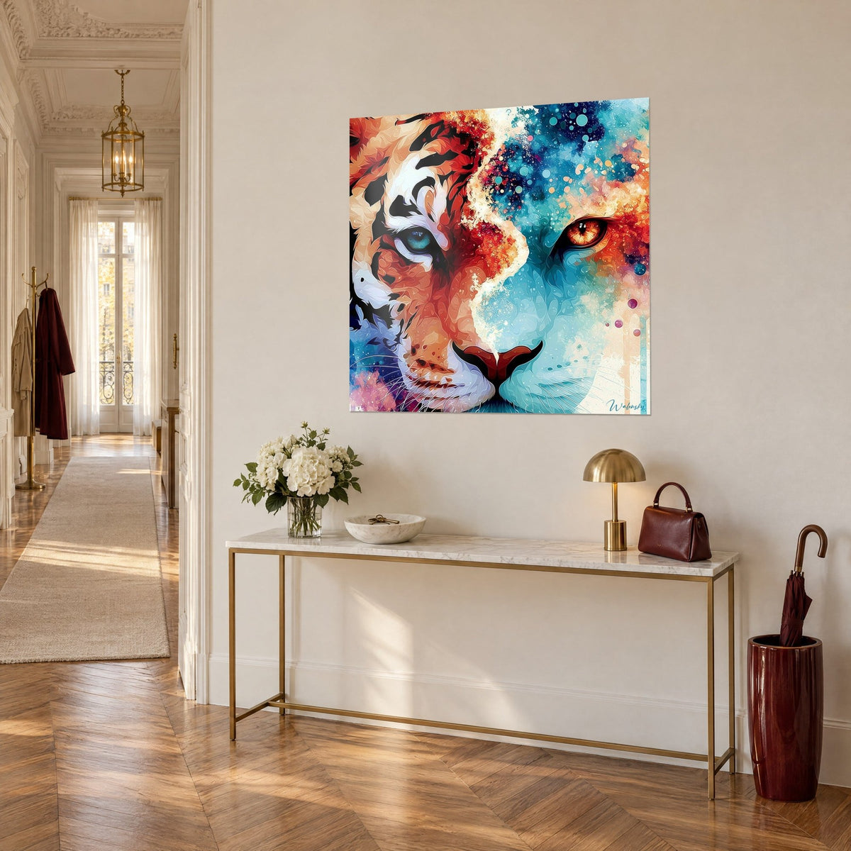 Tableau fauve au regard ambré, rayures noires sur orange vif et éclaboussures bleu nuit, console dorée, vue de trois-quarts