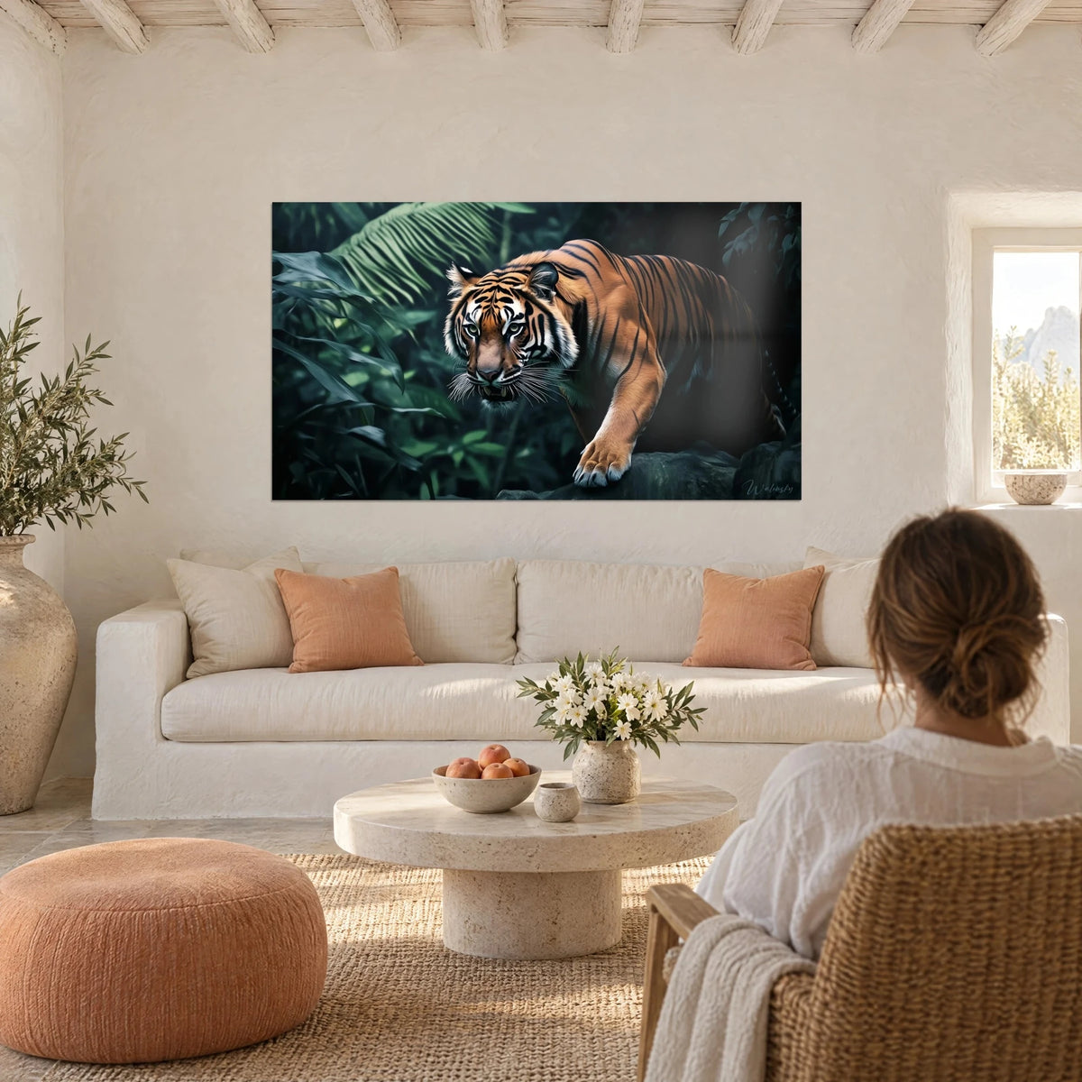 Gemälde Bengaltiger, der zwischen dunkelgrünen Palmwedeln mit orangefarbenem Fell hervortritt, über einem Sofa in einem hellen Wohnzimmer