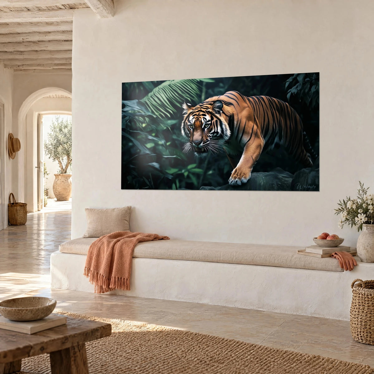 Gemälde gestreifte Raubkatze mit orange-schwarzem Fell, bereit, von einem grauen Felsen zu springen, Dreiviertelansicht in einem mediterranen Haus