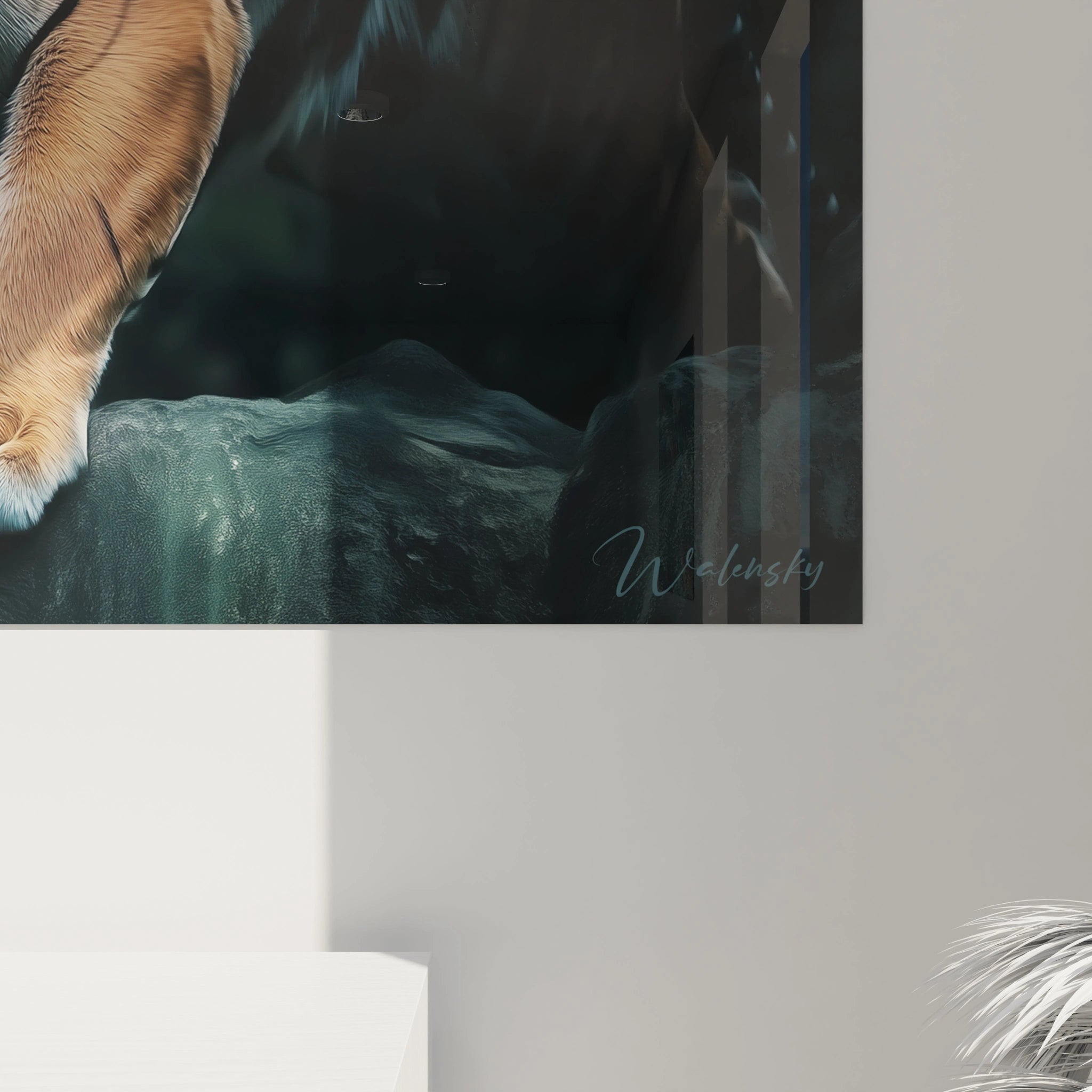 Détail d'un tableau tigre Walensky montrant la patte et une partie du corps du tigre avec fond naturel sombre
