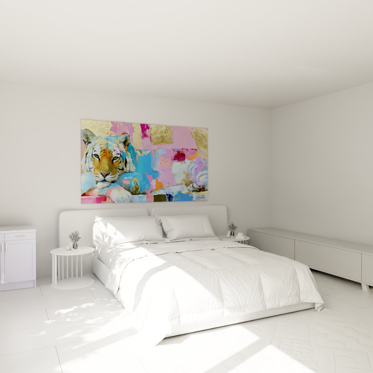 Fauve au regard calme entouré de touches roses et dorées, au-dessus d'un lit dans une chambre claire