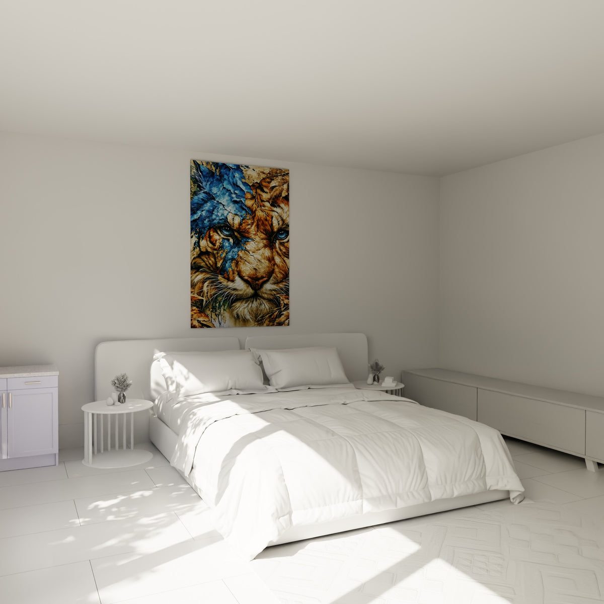 Fauve doré à la moitié fracturée bleu marine, accroché au-dessus d'un lit dans une chambre claire