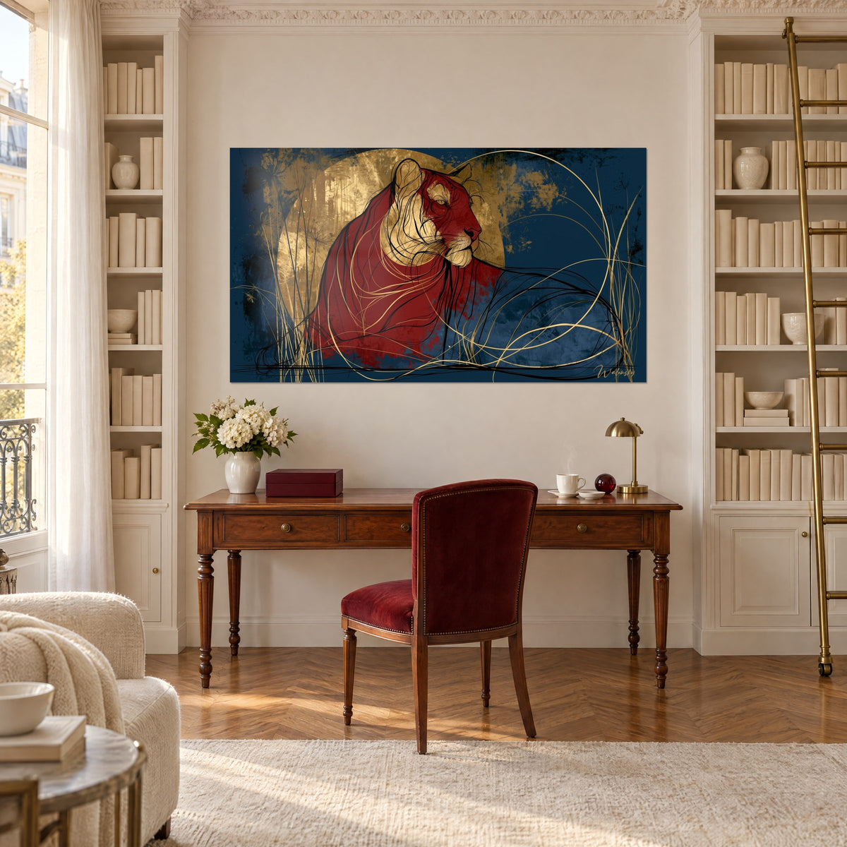 Tableau félin écarlate au trait noir, halo d'or et fond bleu profond, entre deux bibliothèques blanches, au-dessus d'un bureau en bois