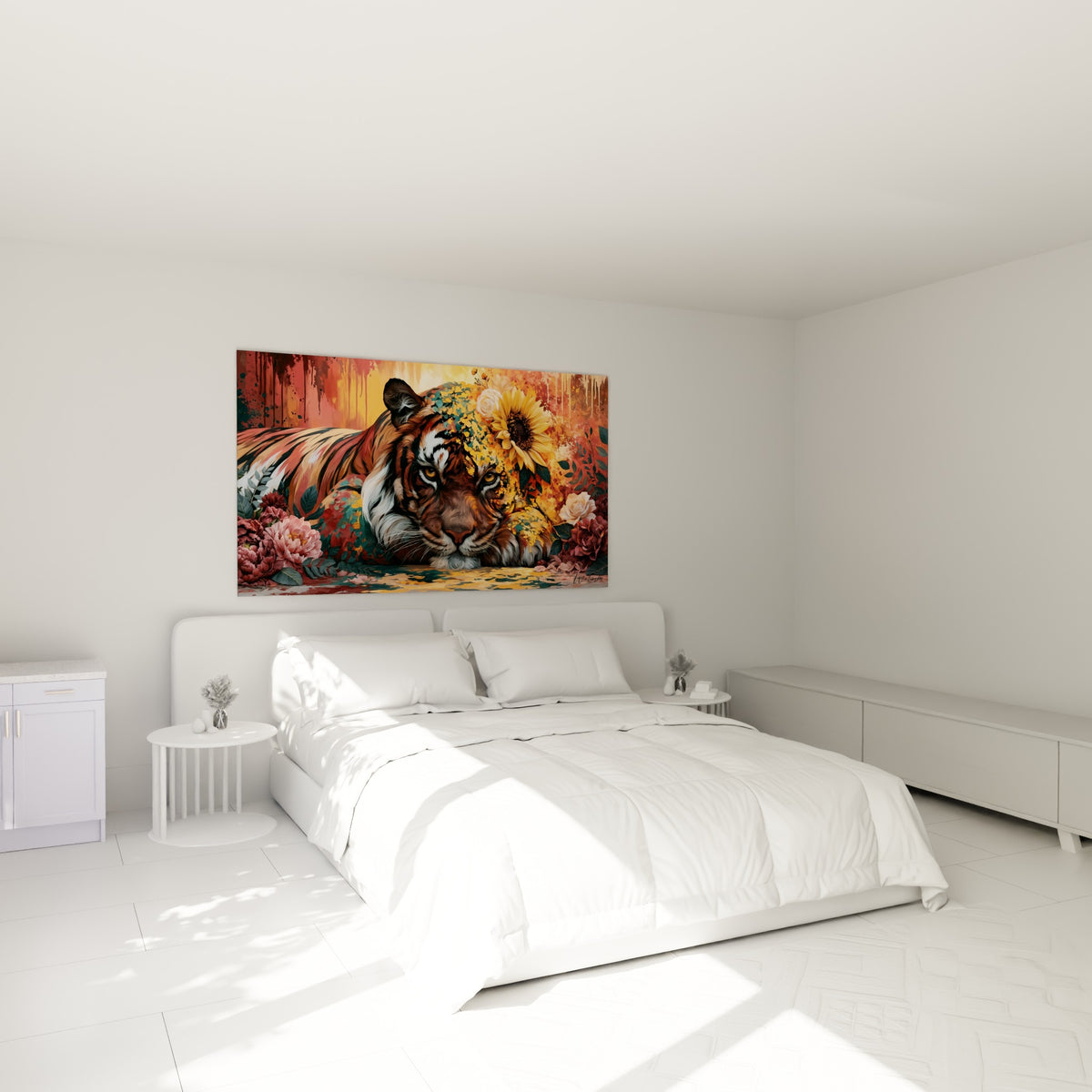 Félin roux aux yeux ambrés entouré de pivoines roses, accroché au-dessus d'un lit dans une chambre claire.