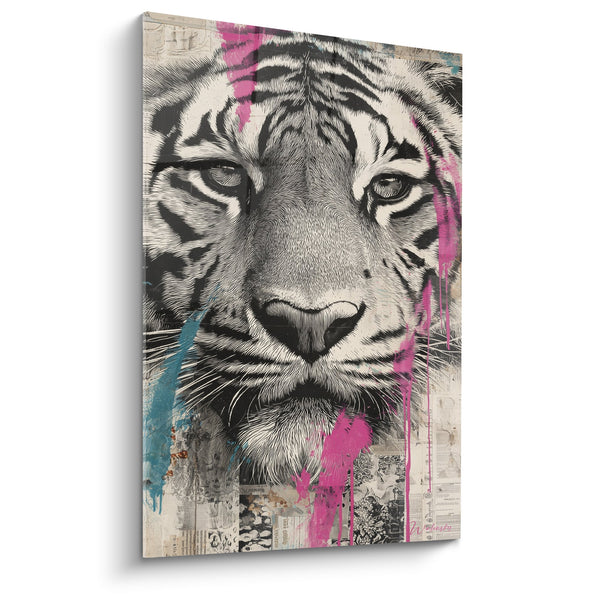 Cuadro Retrato de Tigre en Blanco y Negro con Toques Rosa y Turquesa sobre Papel de Periódico - Felino Artístico - Edición Tigre