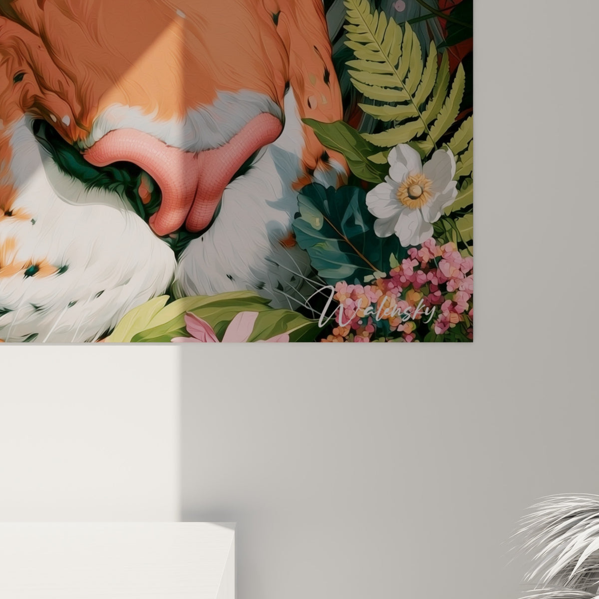 Détail des rayures orange et noires du tigre avec pétales roses et feuillage vert en gros plan