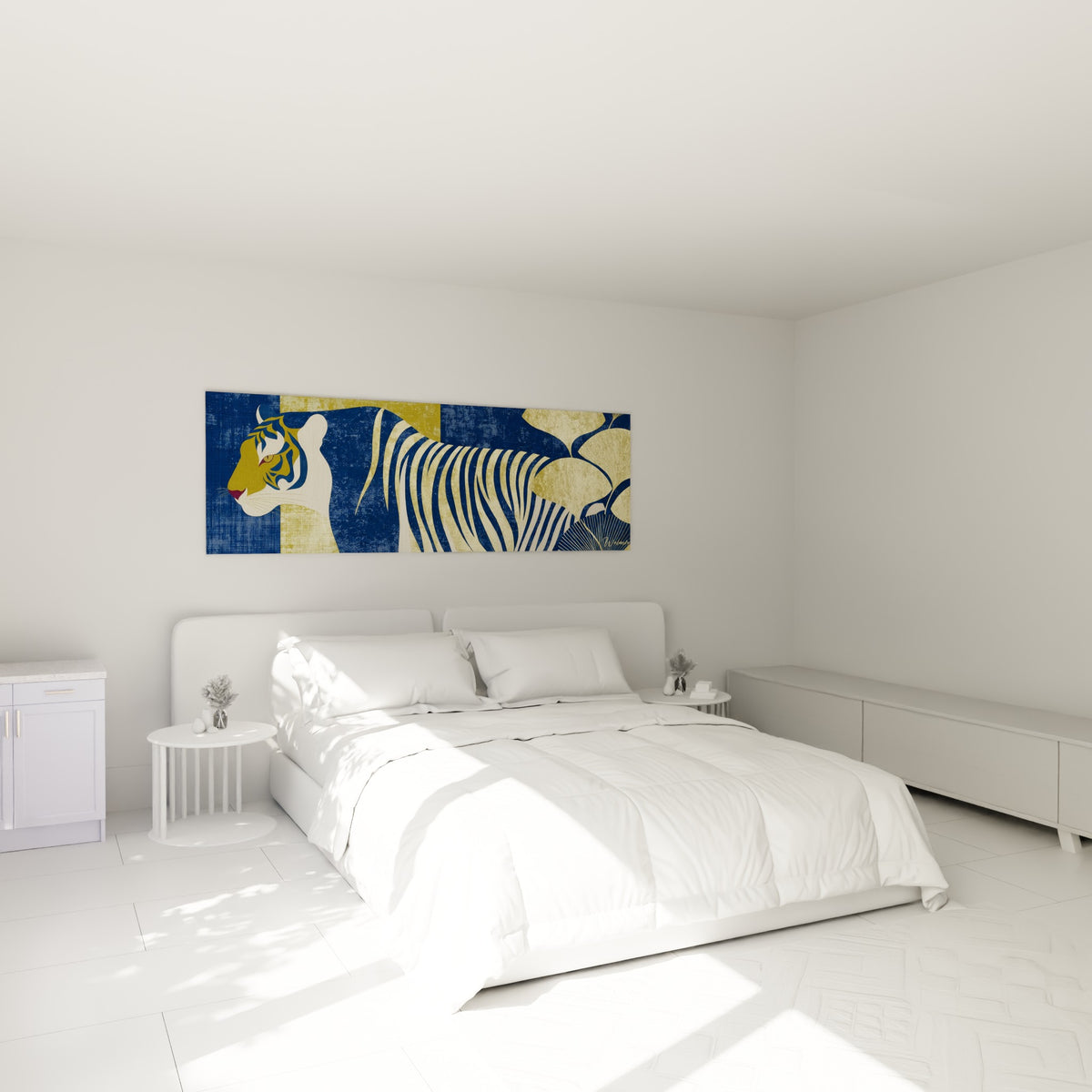 Silhouette de tigre doré et bleu marine posée au-dessus d'un lit dans une chambre claire