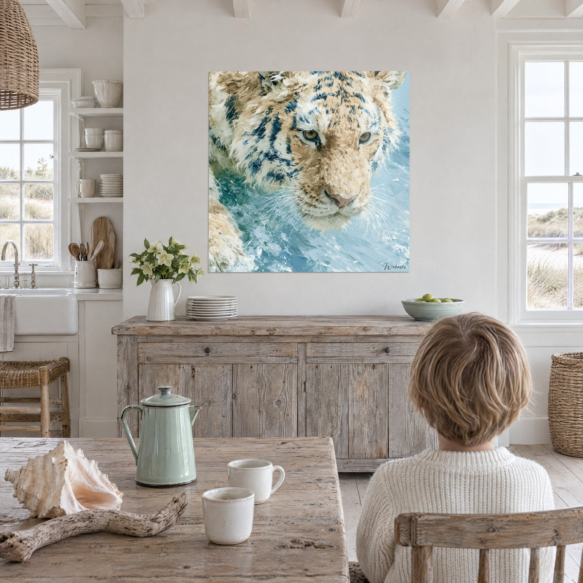 Tableau fauve aux yeux dorés plongé dans l'onde bleu pâle, pelage blanc crème en touches épaisses, dans une cuisine d'une maison de plage