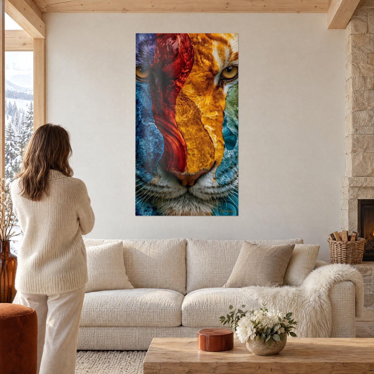 Tableau félin au regard ambré, bandes rouge cuivré et orange, au-dessus d'un canapé dans un salon lumineux