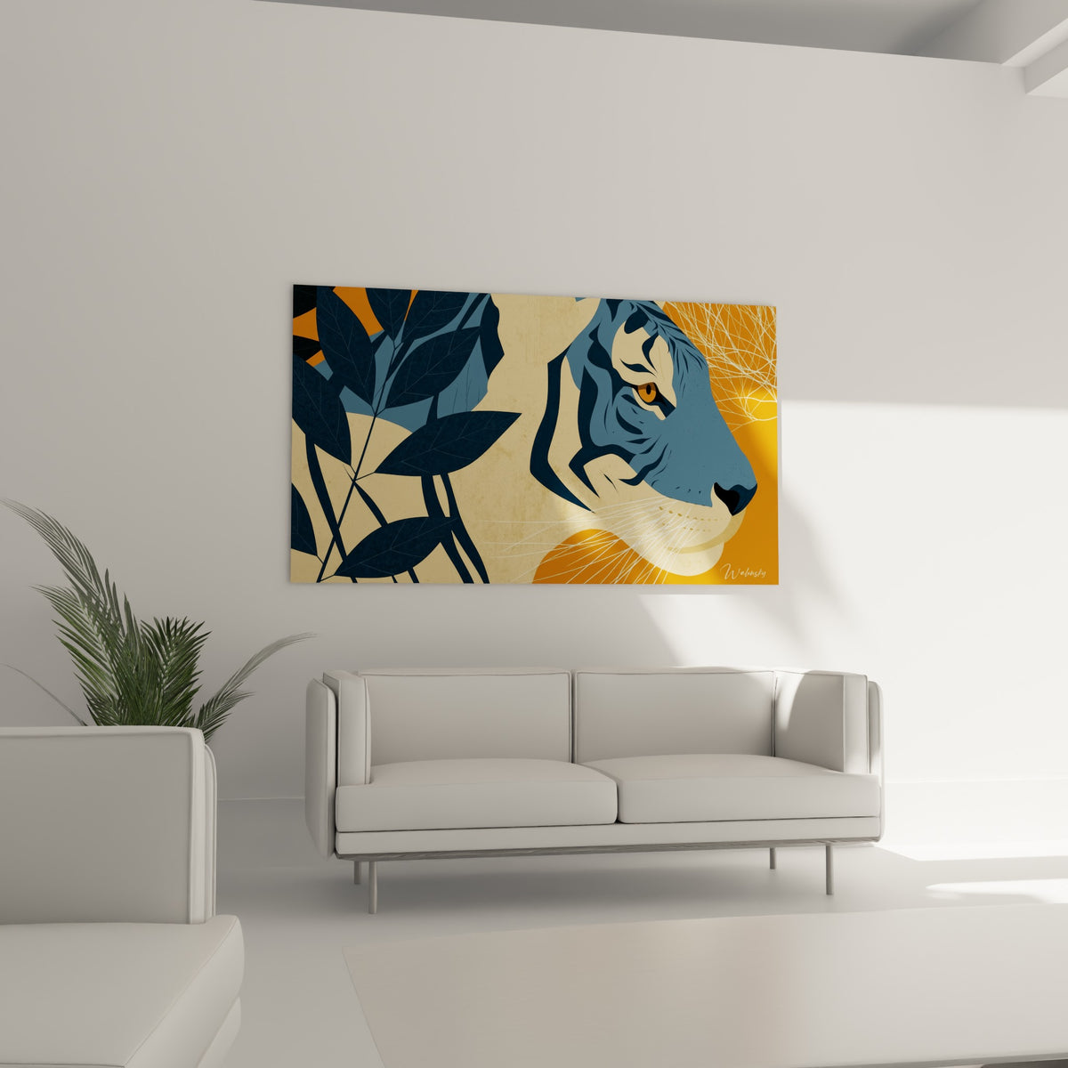 Regard ambre du tigre stylisé sur fond ocre et bleu marine, au-dessus d'un canapé dans un salon lumineux