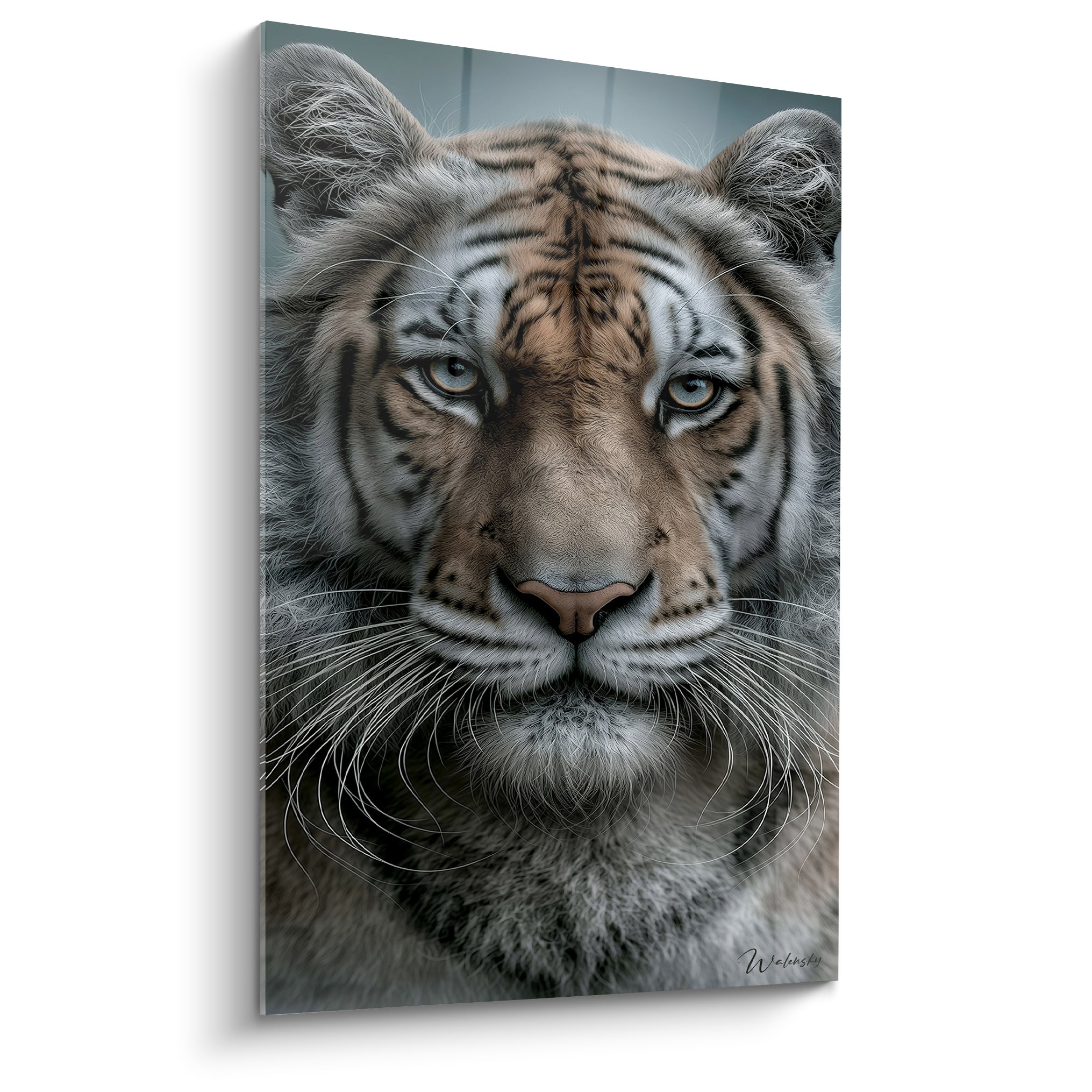 Tigre au regard bleu-gris perçant, rayures ocre et blanches, museau détaillé et net.