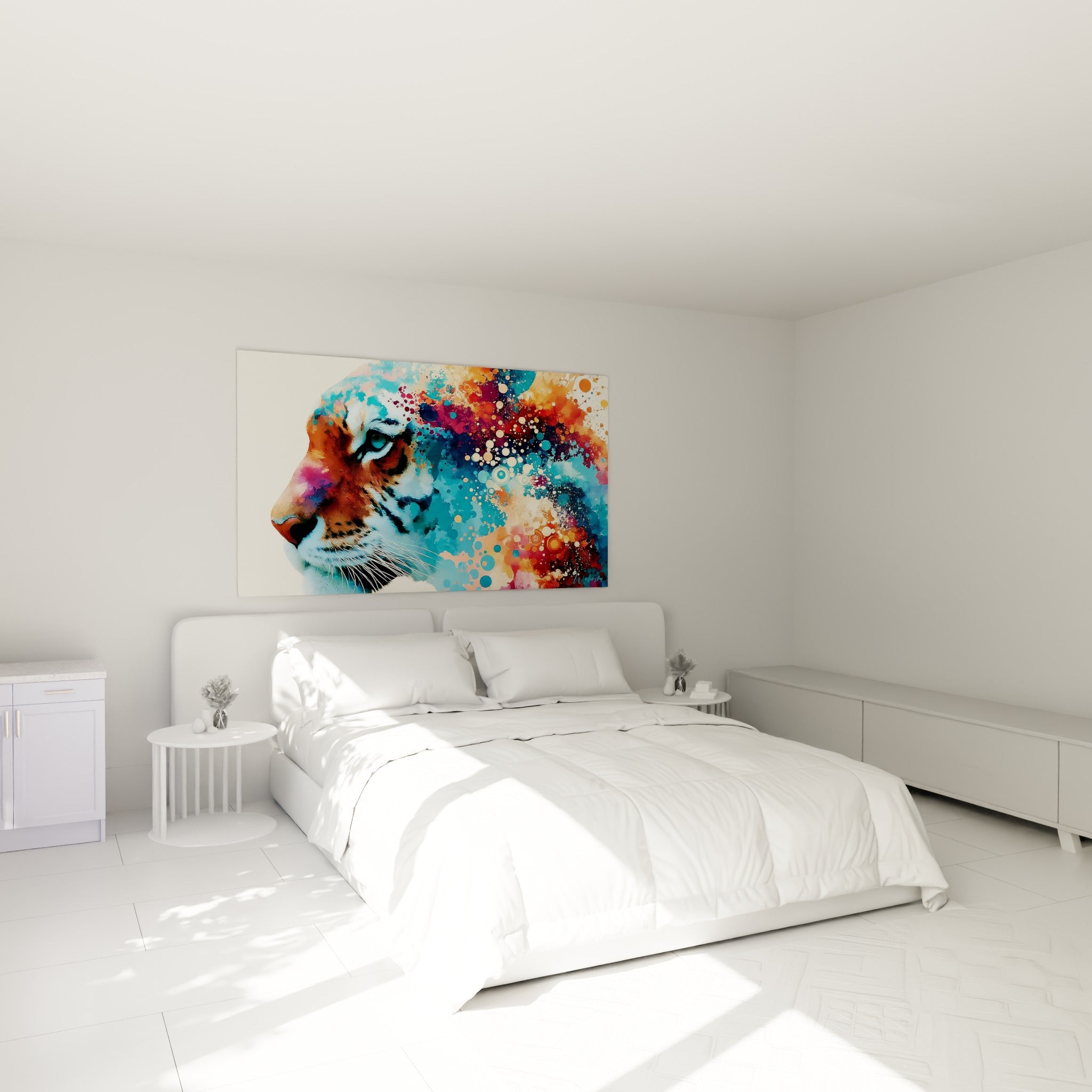 Fauve au regard bleu pâle dissous en éclats orangés et turquoise, accroché au-dessus d'un lit dans une chambre claire
