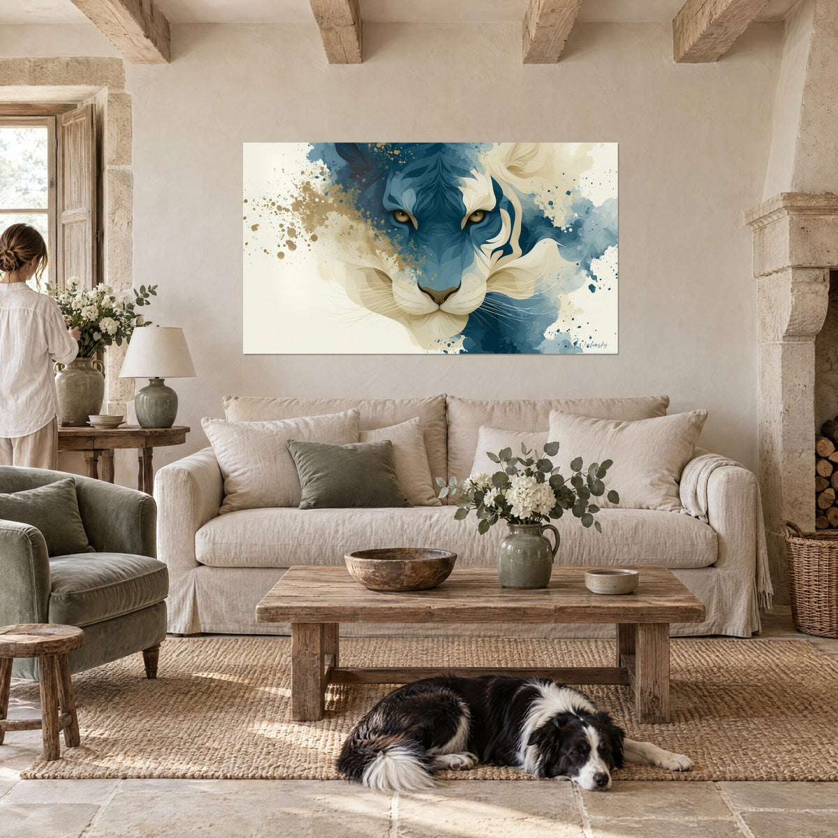 Cuadro felino de mirada dorada, máscara azul marino y crema salpicada de oro, mujer de espaldas, un collie, sobre un sofá en un salón luminoso