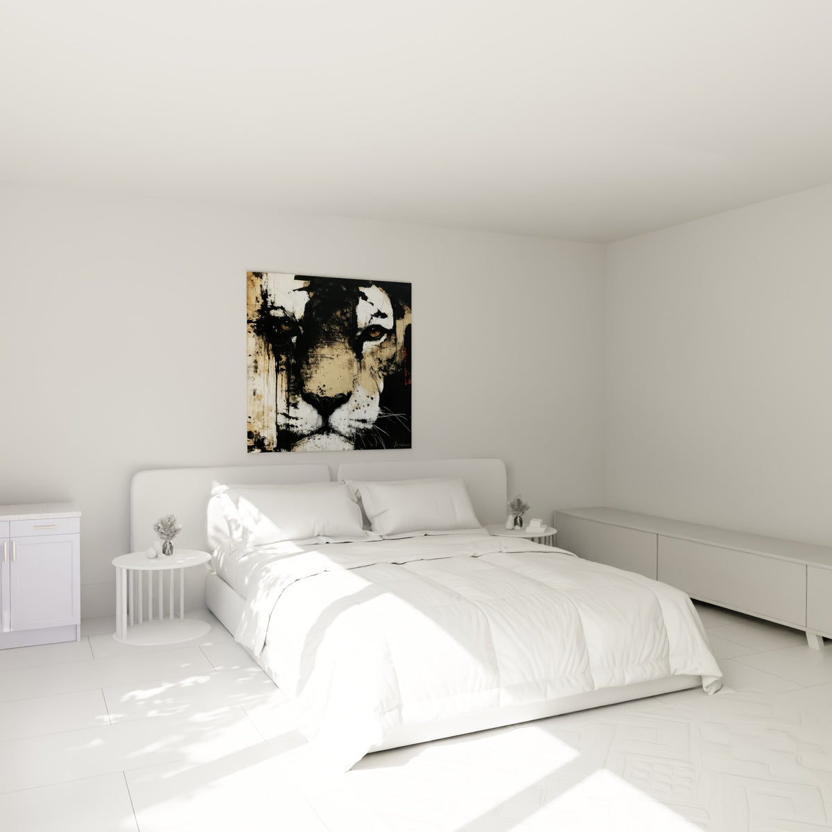 Portrait félin noir et beige aux coulures graphiques, accroché au-dessus d'un lit dans une chambre claire