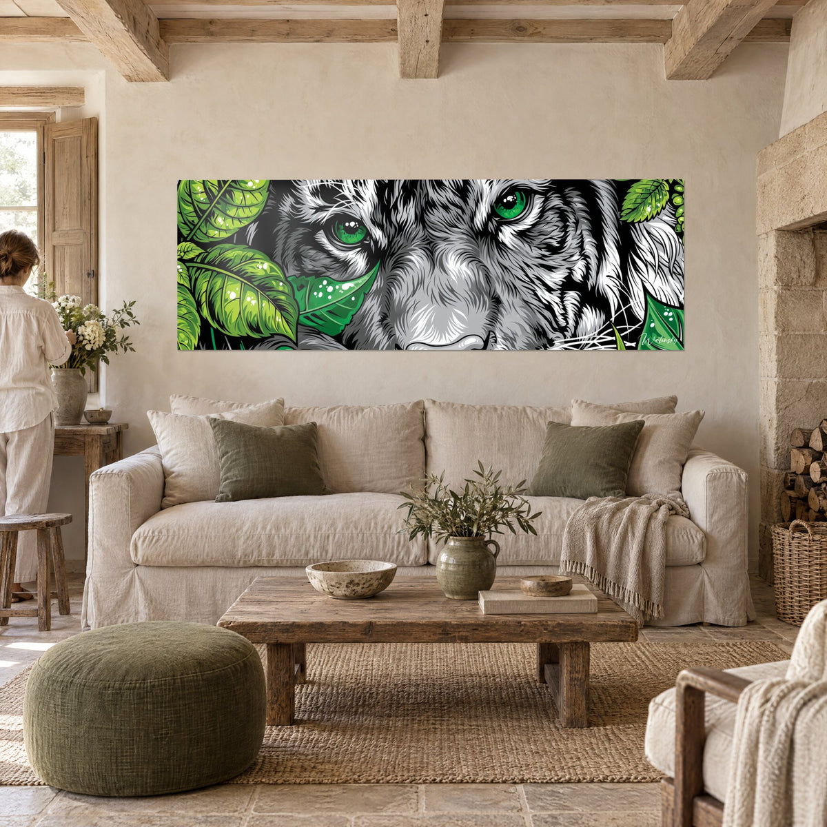 Cuadro tigre de mirada esmeralda, pelaje gris plateado y hojas verde lima, sobre un sofá en un salón luminoso