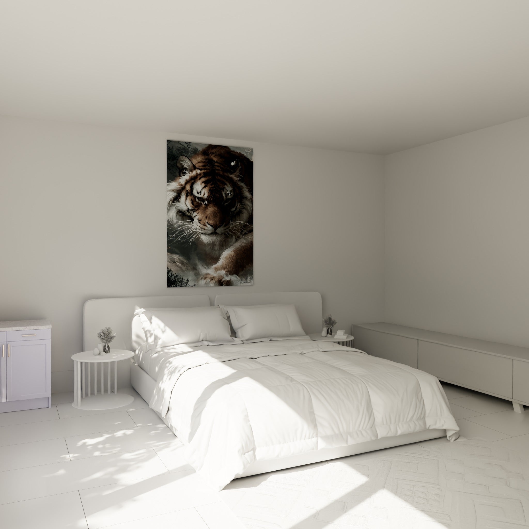 Fauve au regard perçant, pelage brun et blanc texturé, au-dessus d'un lit dans une chambre claire