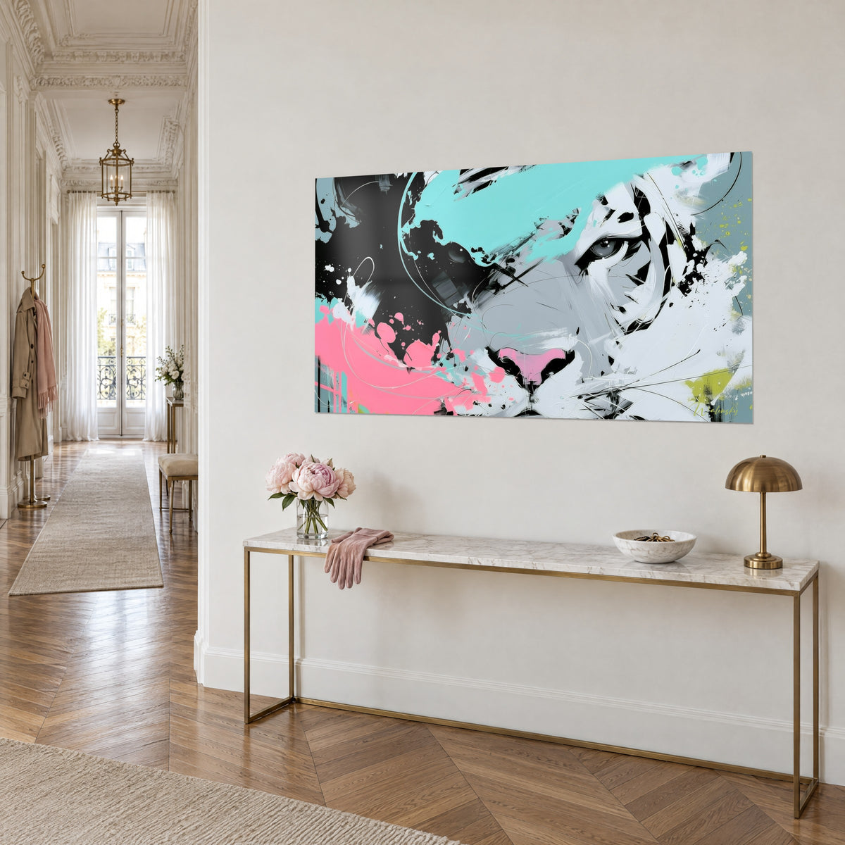 Schilderij van een wilde kat met witte, gekrabde snorharen, roze neus en een turquoise vlak, op een beige muur boven een console