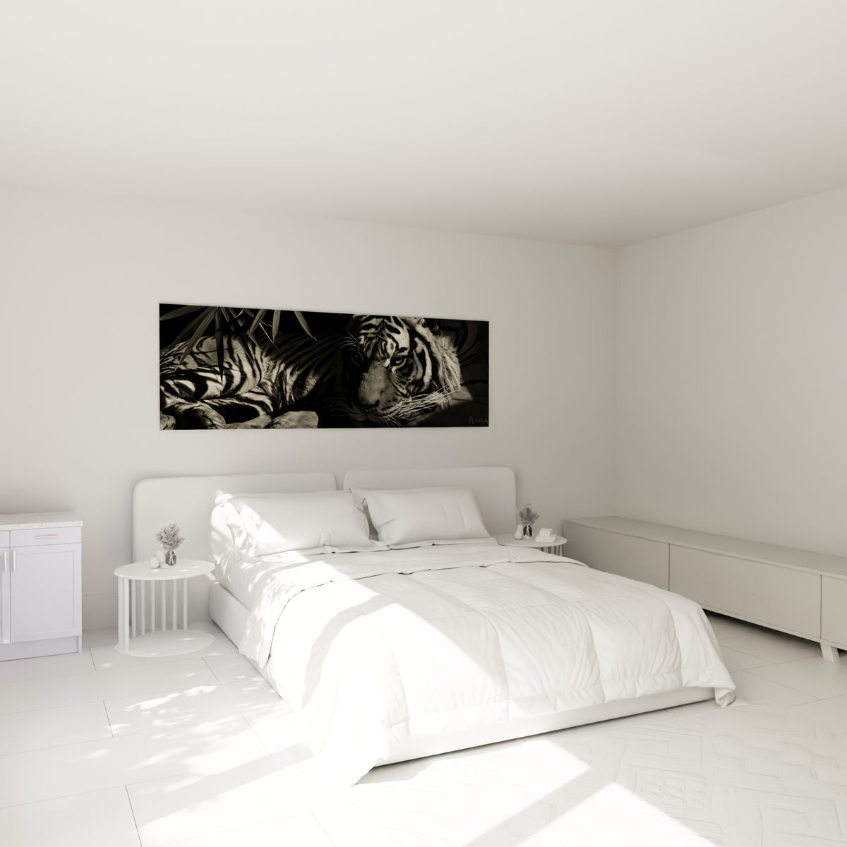 Félin rayé noir et blanc au repos, museau éclairé, au-dessus d'un lit dans une chambre claire
