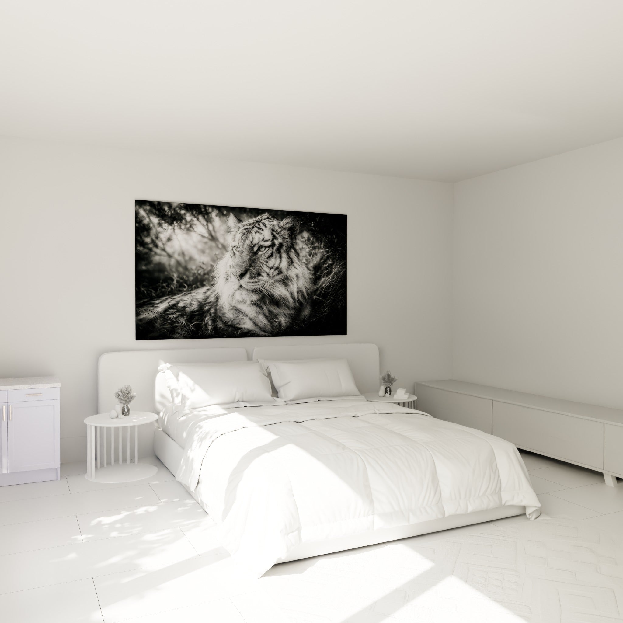 Félin allongé aux rayures grises et blanches, regard fixe, au-dessus d'un lit dans une chambre claire