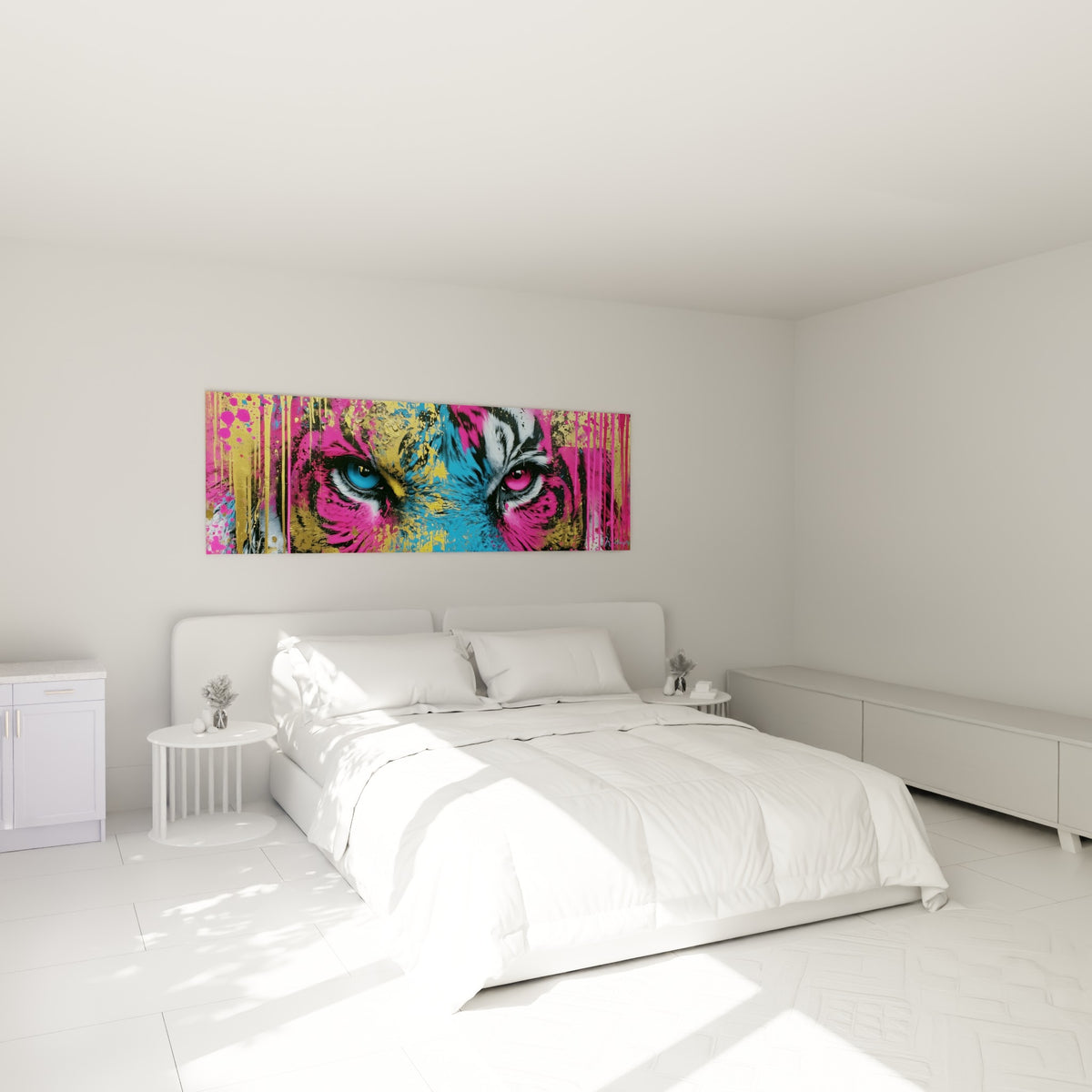 Regard félin bicolore bleu et fuchsia sur fond doré, tableau Tigre au-dessus d'un lit dans une chambre claire