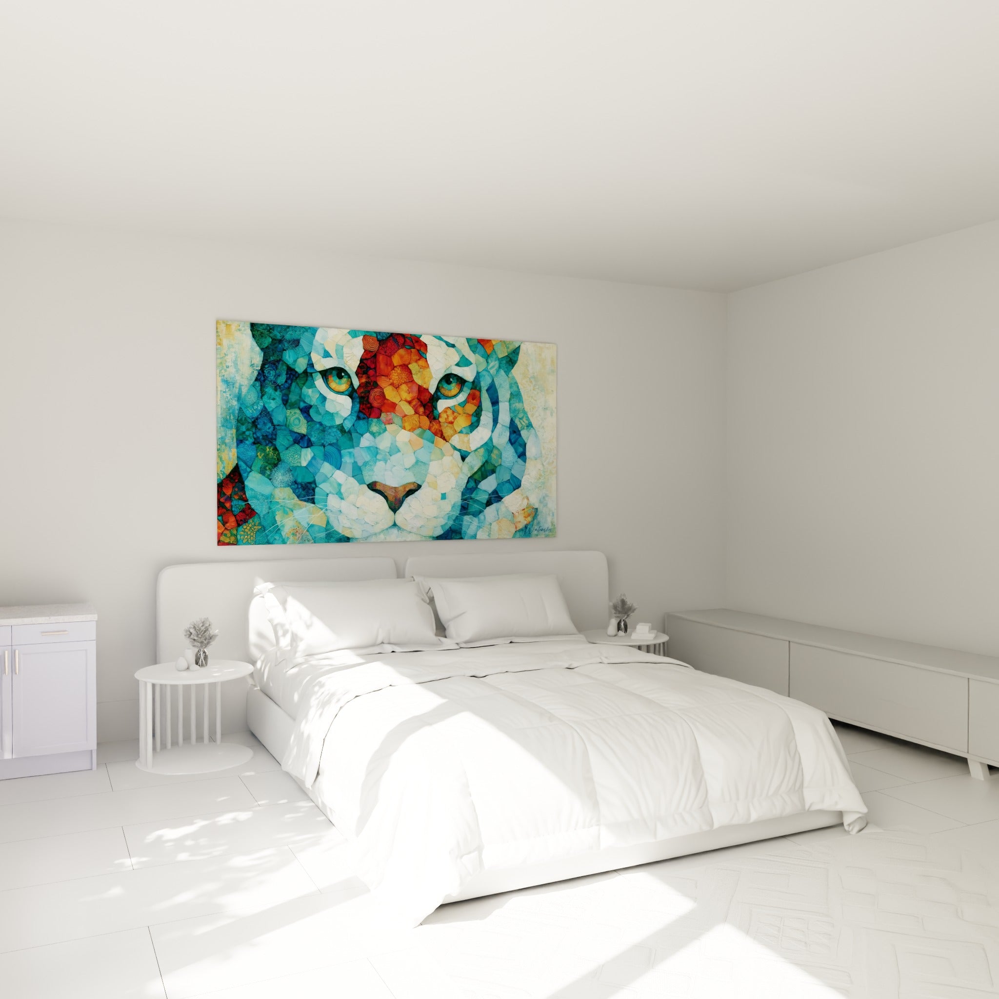 Fauve mosaïque bleu et rouge vermillon suspendu au-dessus d'un lit dans une chambre claire