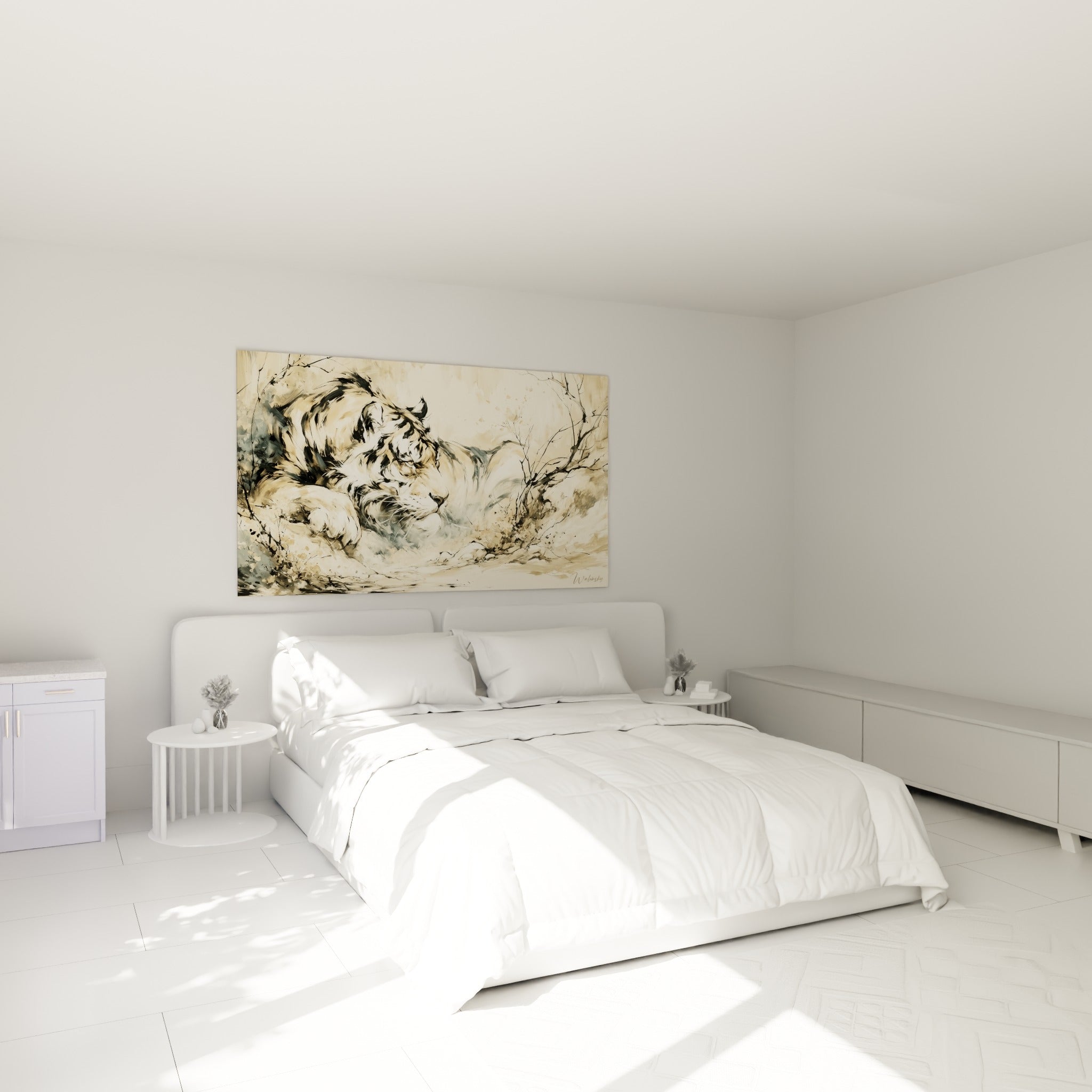Fauve couché ocre et gris anthracite, regard vigilant, au-dessus d'un lit dans une chambre claire