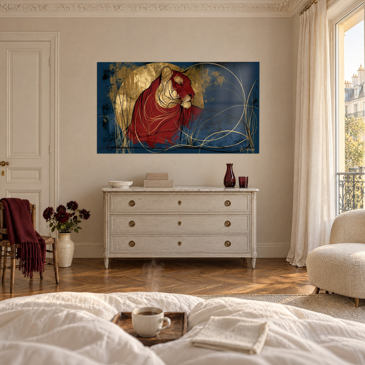Tableau grand fauve rouge bordeaux, œil ambré et lune d'or sur bleu nuit, spirales dorées, au-dessus d'un lit dans une chambre claire