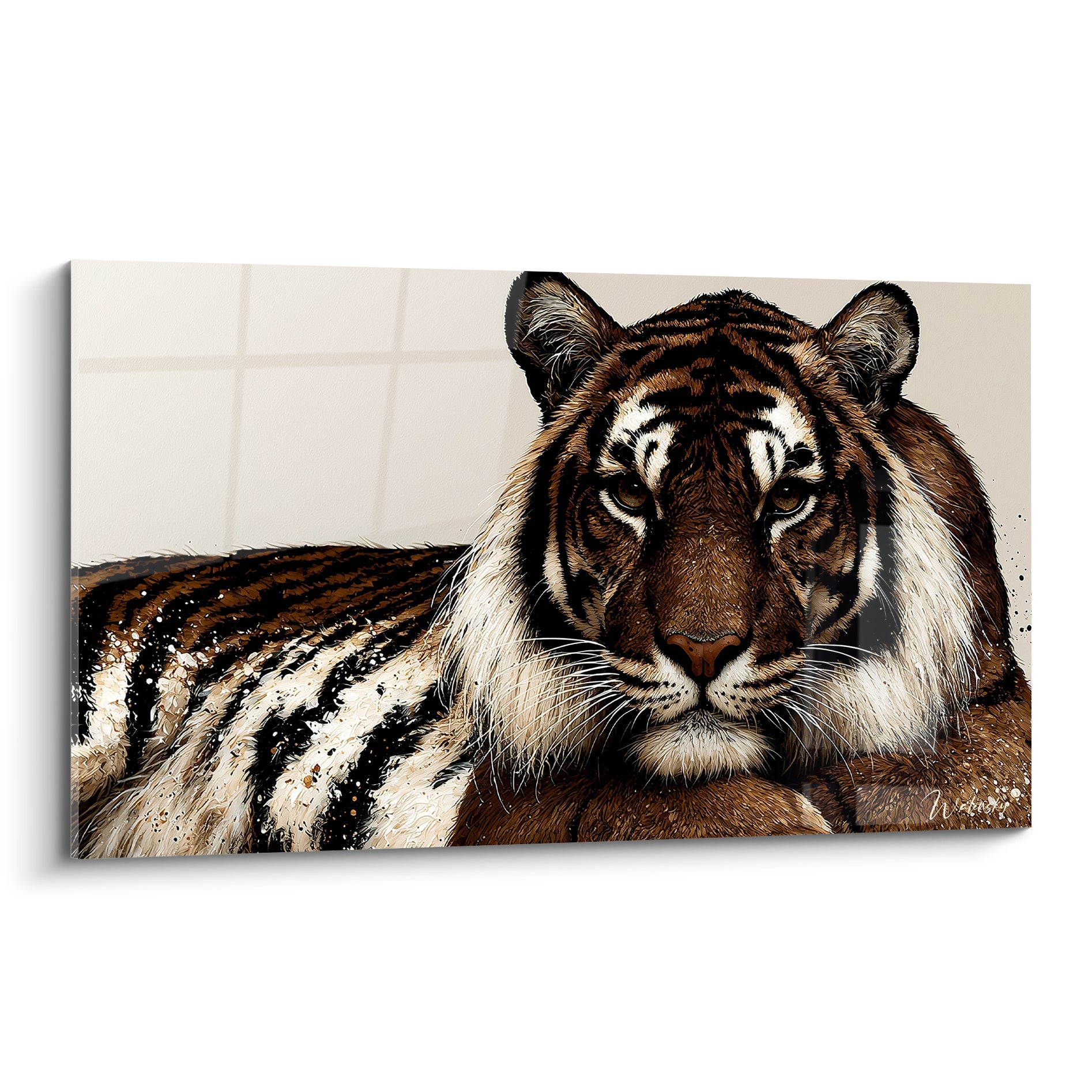 Tigre allongé aux rayures brunes et blanches, regard frontal intense sur fond ivoire épuré.