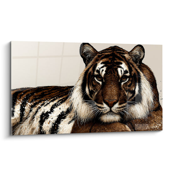 Tigre allongé aux rayures brunes et blanches, regard frontal intense sur fond ivoire épuré.