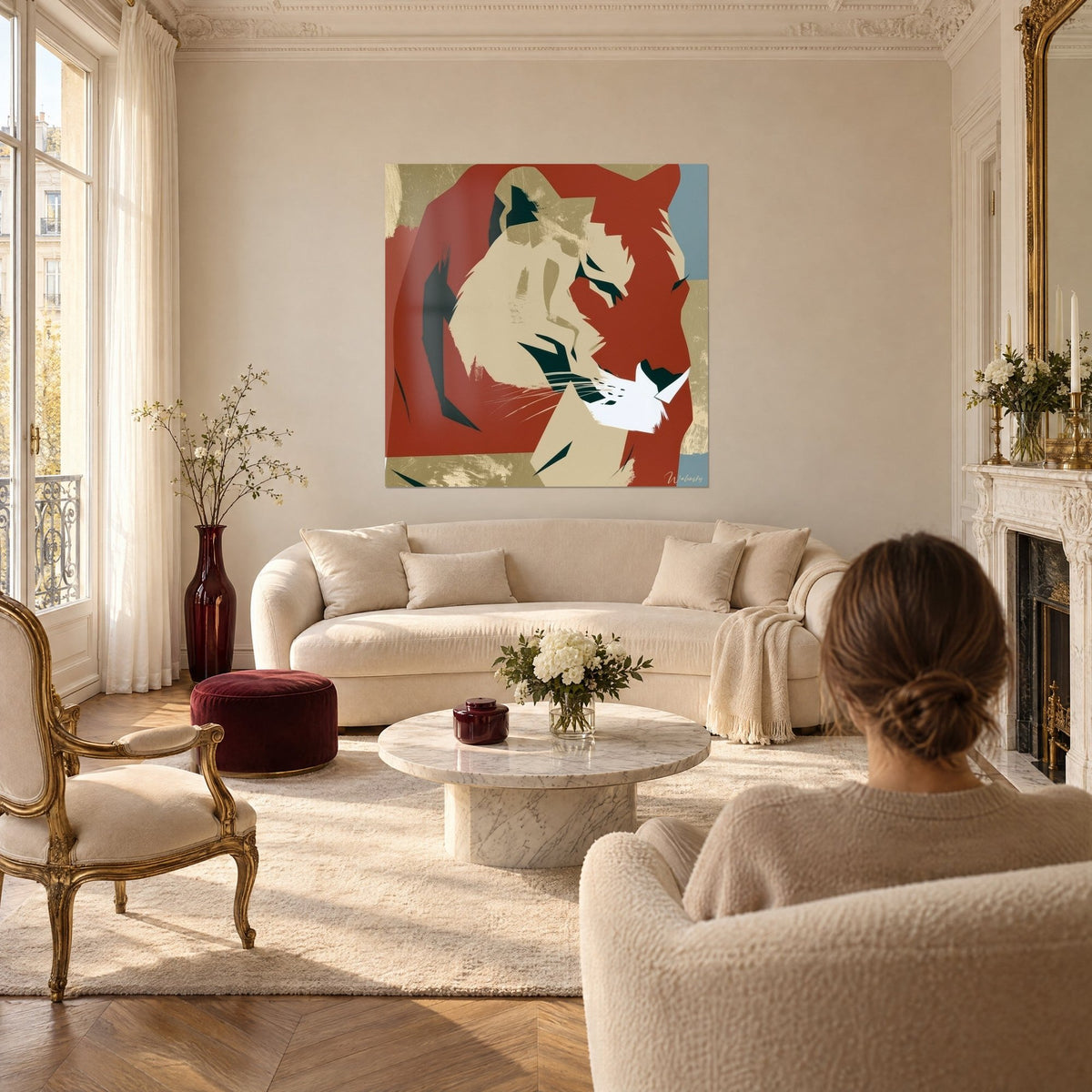 Gemälde einer stilisierten Katze mit rostrotem und sandfarbenem Gesicht, weiße Schnauze, über einem Sofa in einem hellen Wohnzimmer