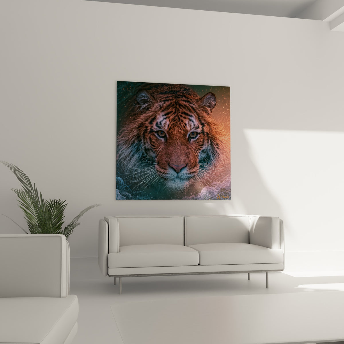 Portrait de tigre roux et blanc jaillissant de l'eau, suspendu au-dessus d'un canapé dans un salon lumineux