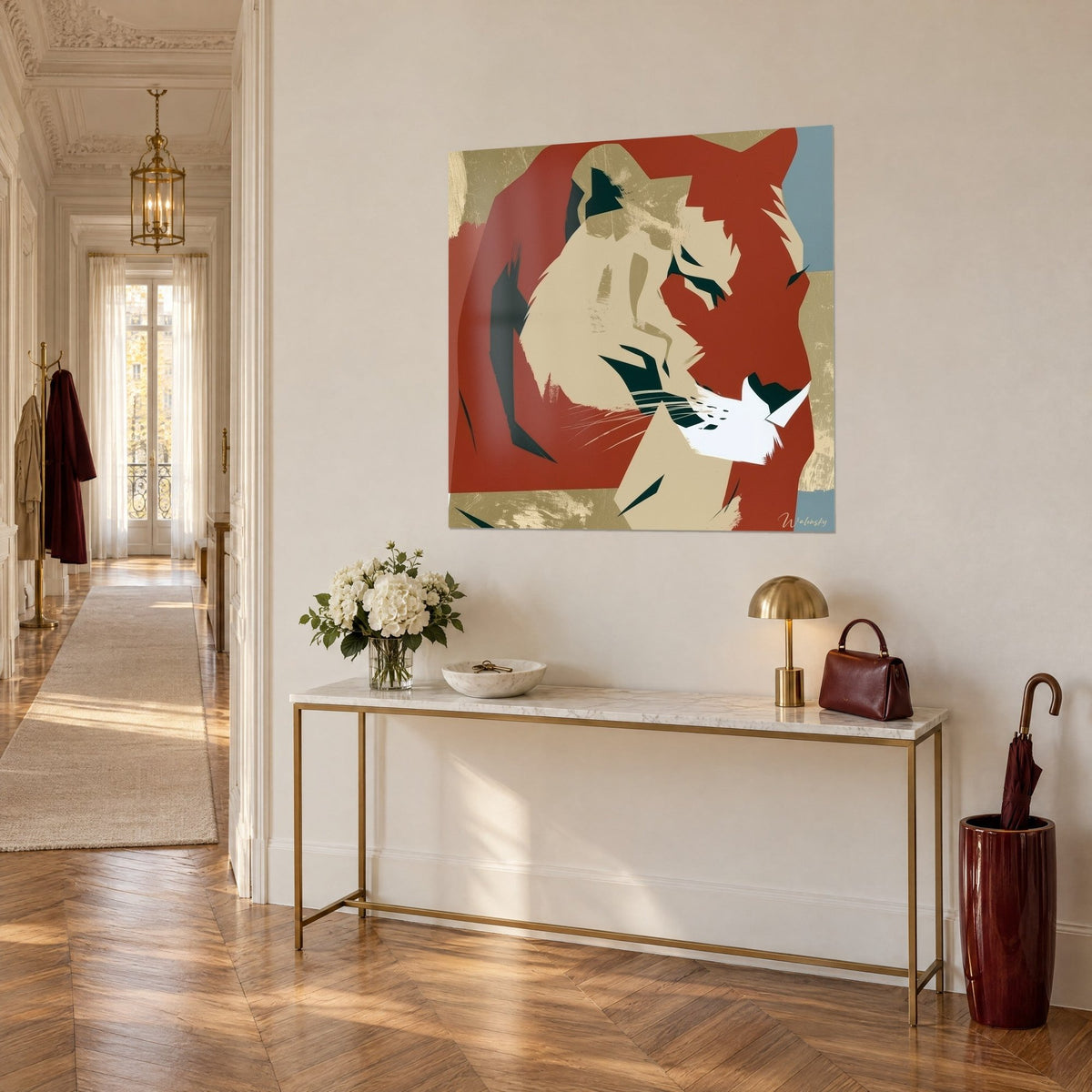 Gemälde eines Tigers in rostroten und beigen Flächen, scharfe tannengrüne Schwarzlinien, an einer cremefarbenen Wand, goldene Konsole im Vordergrund