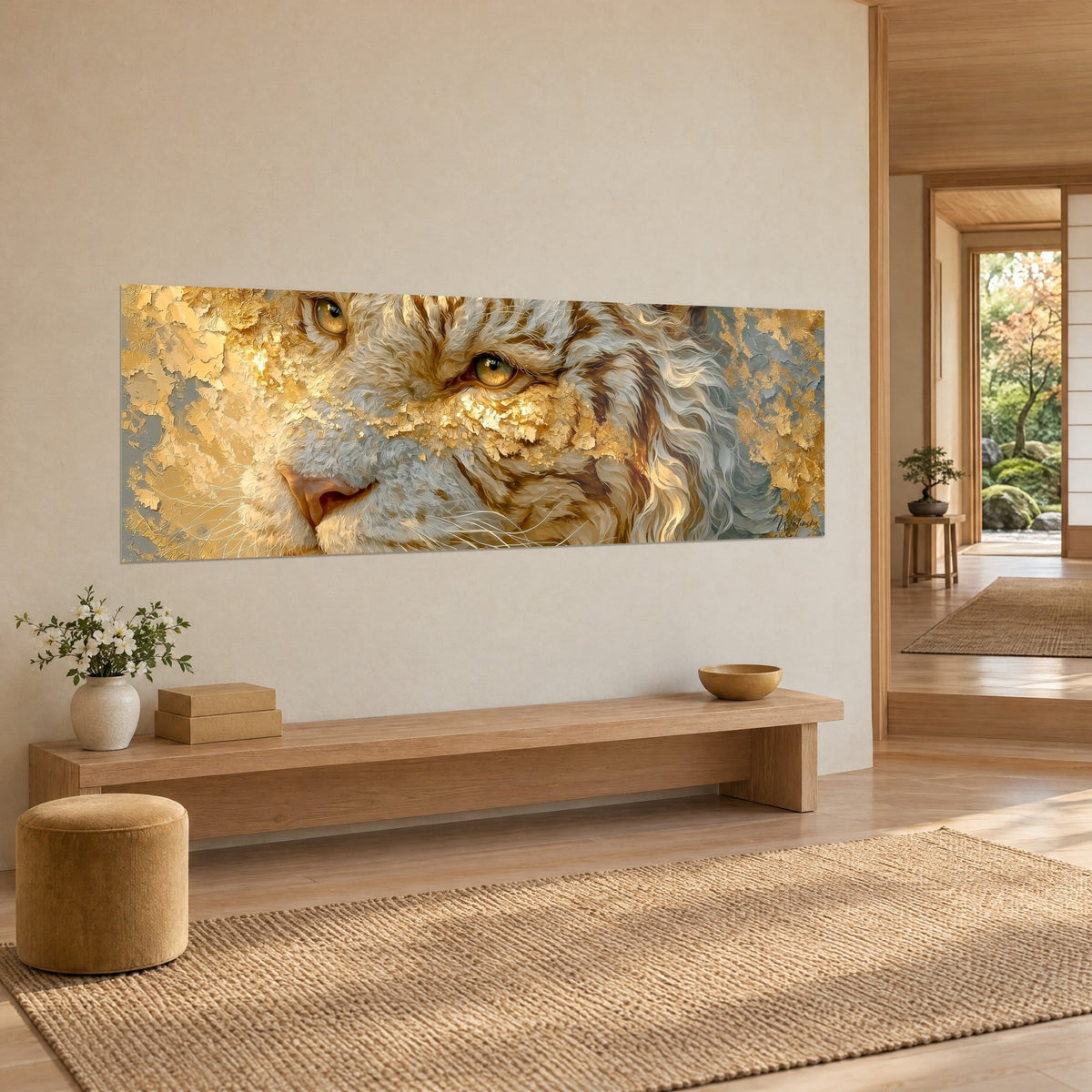 Gemälde majestätische Großkatze, elfenbeinfarbene Mähne und abblätternde Goldblätter auf blaugrauem Grund, helle Holzbank und ockerfarbener Pouf