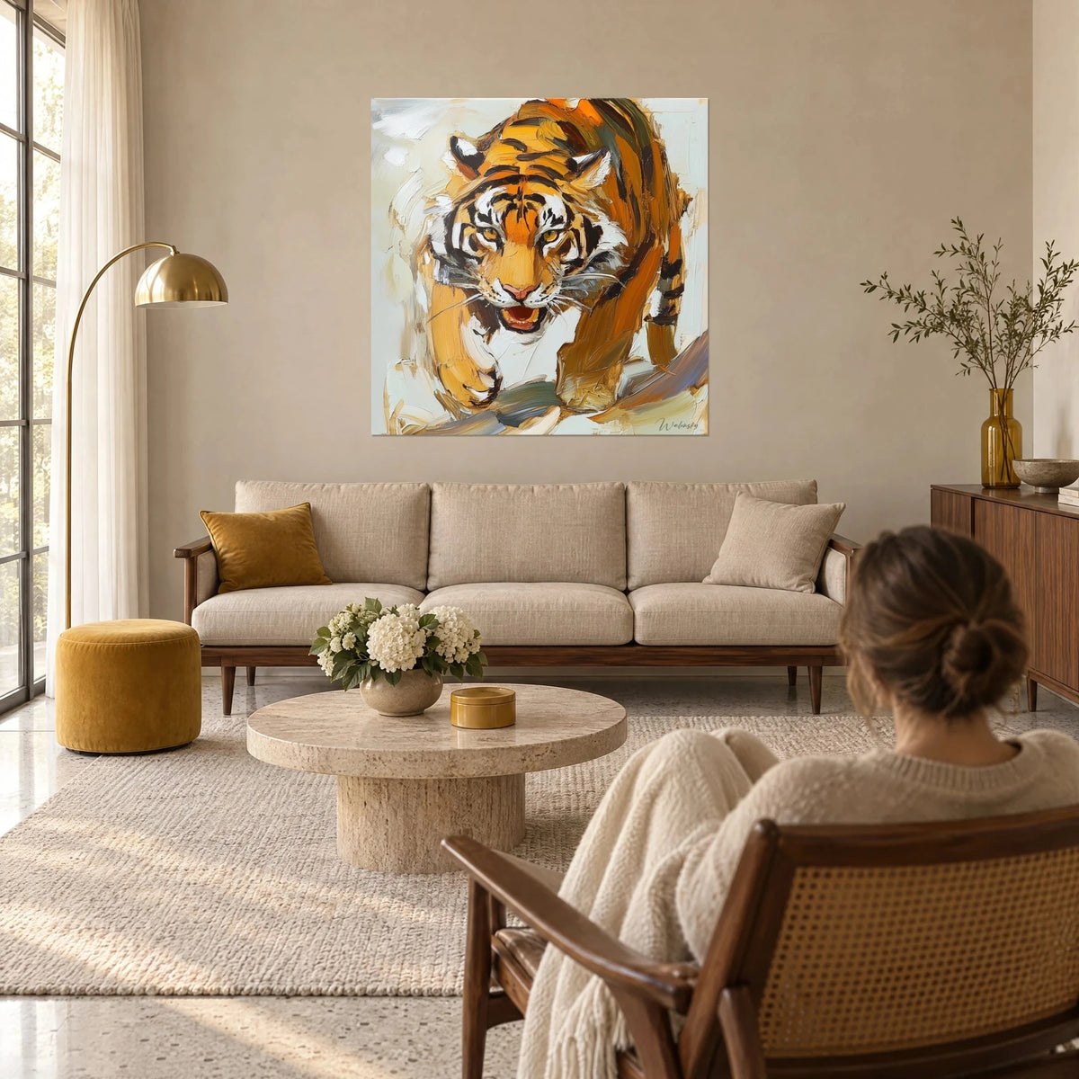 Tableau fauve rayé jaillissant en peinture à l'huile orange et ivoire, coups de couteau épais, au-dessus d'un canapé dans un salon lumineux