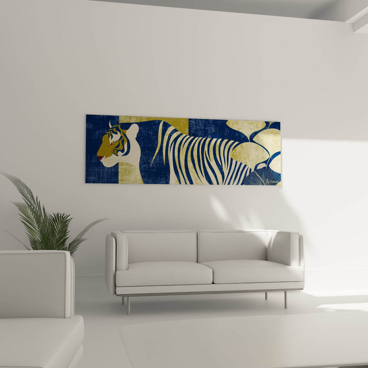 Tigre ocre et crème détaché sur fond bleu nuit, accroché au-dessus d'un canapé dans un salon lumineux